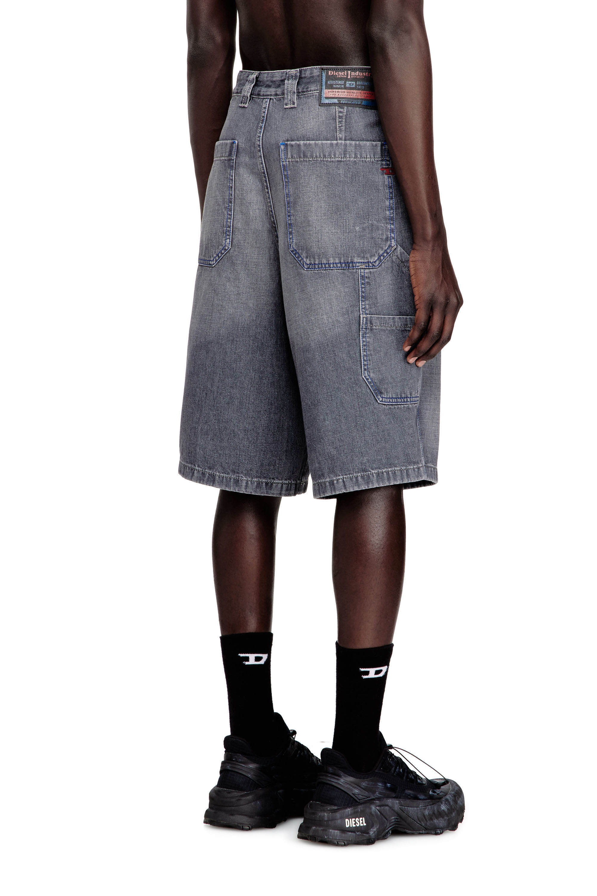 Diesel - D-LIVERY-W-SHORT, Pantalones cortos vaqueros de corte relajado Hombre in Gris - 4