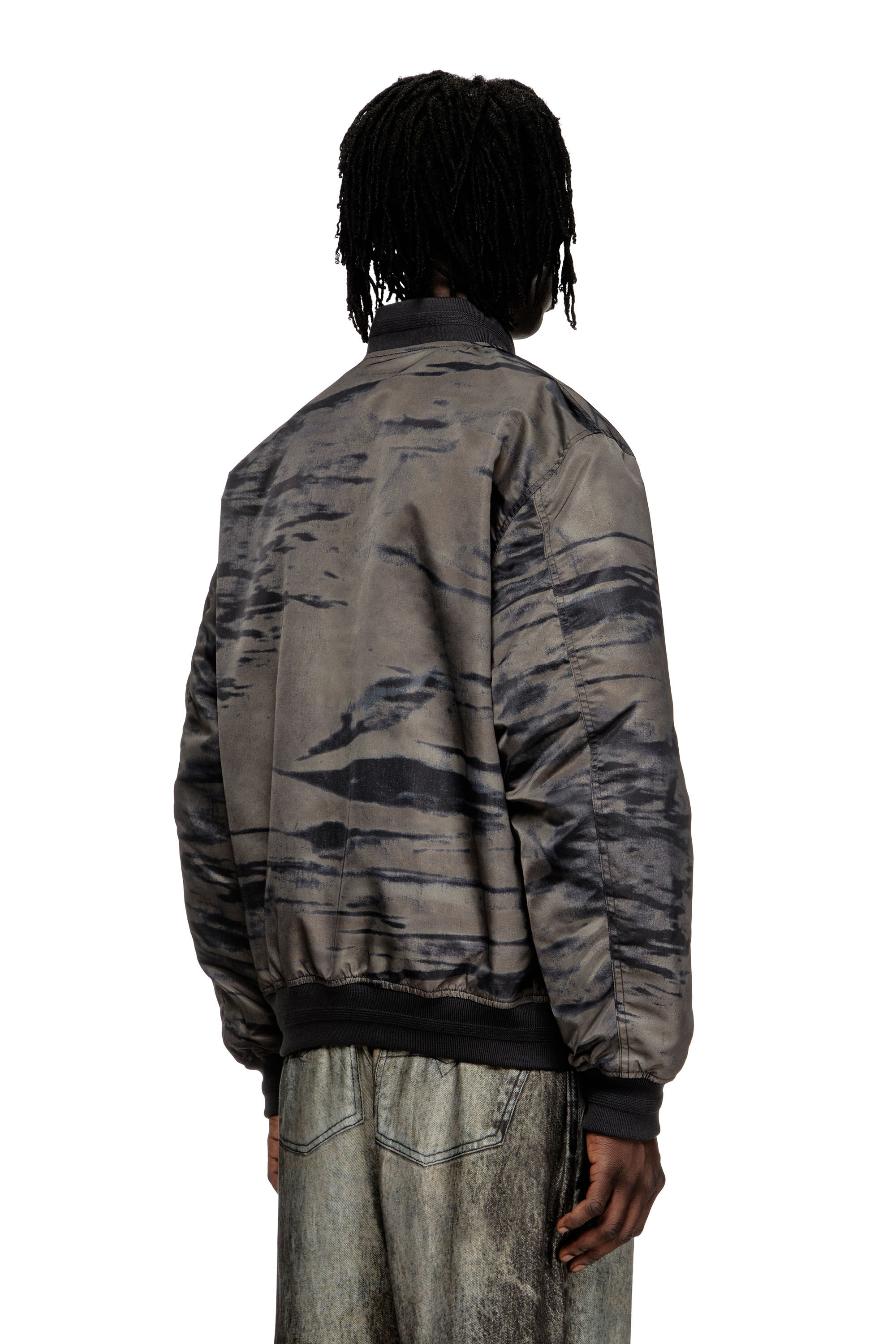 Diesel - J-KEPES-DLBZ, Chaqueta bomber acolchada en satén estampado Hombre in Multicolor - 4