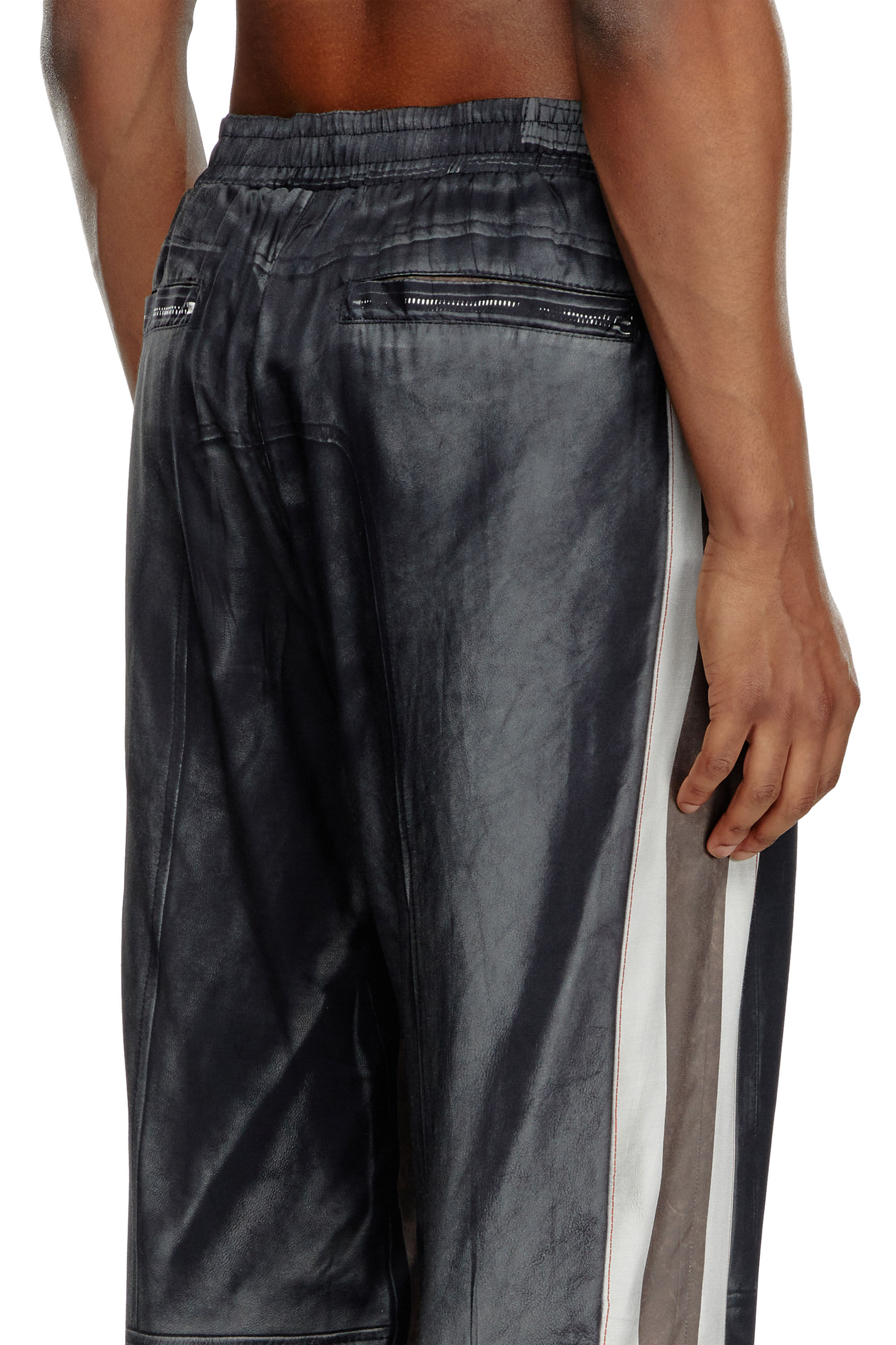 Diesel - P-AFTER, Hombre Pantalones de viscosa con estampado efecto cuero in Negro - Image 5