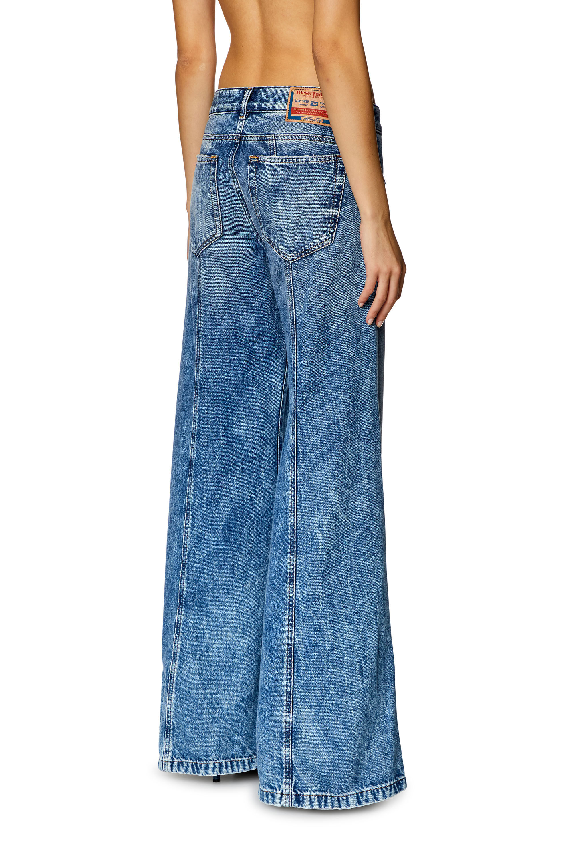 Diesel - Bootcut and Flare Jeans D-Akii 09H95, Azul medio - Image 4