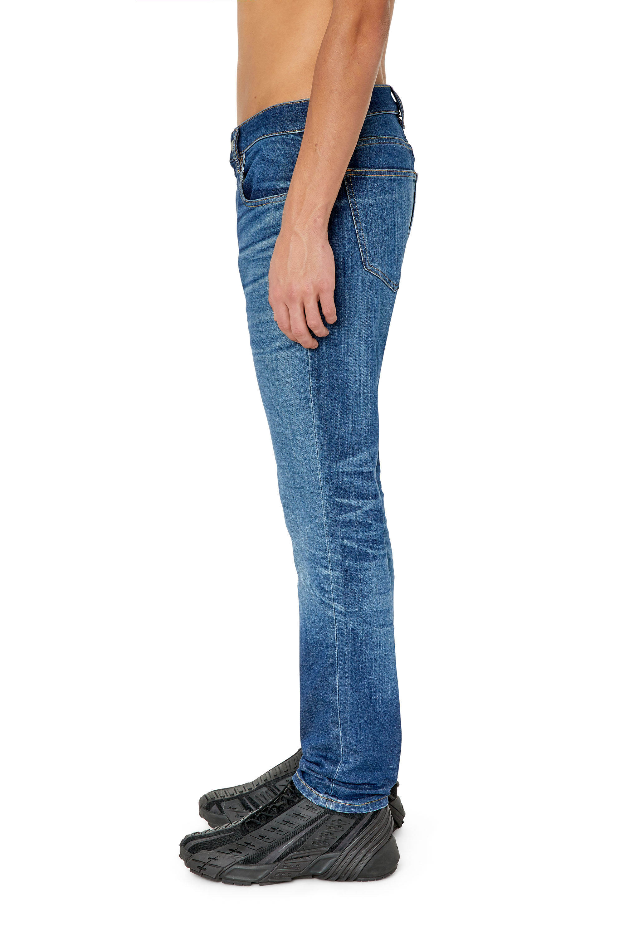 Diesel - 2019 D-Strukt 0NFAN Slim Jeans, Azul Claro - Image 5