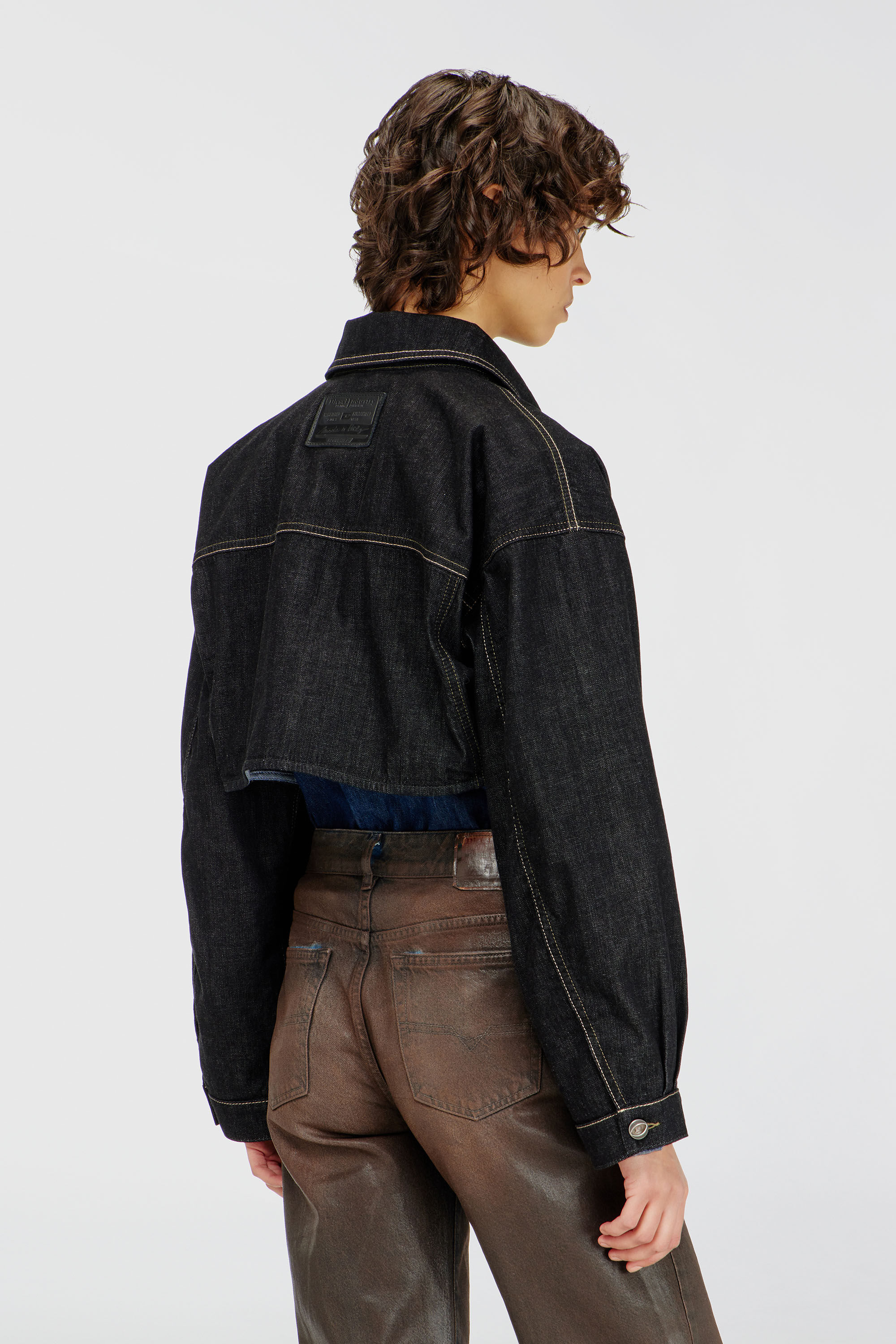 Diesel - DE-MALLEY, Chaqueta trucker cropped oversized en rinse denim Mujer in Negro - 4