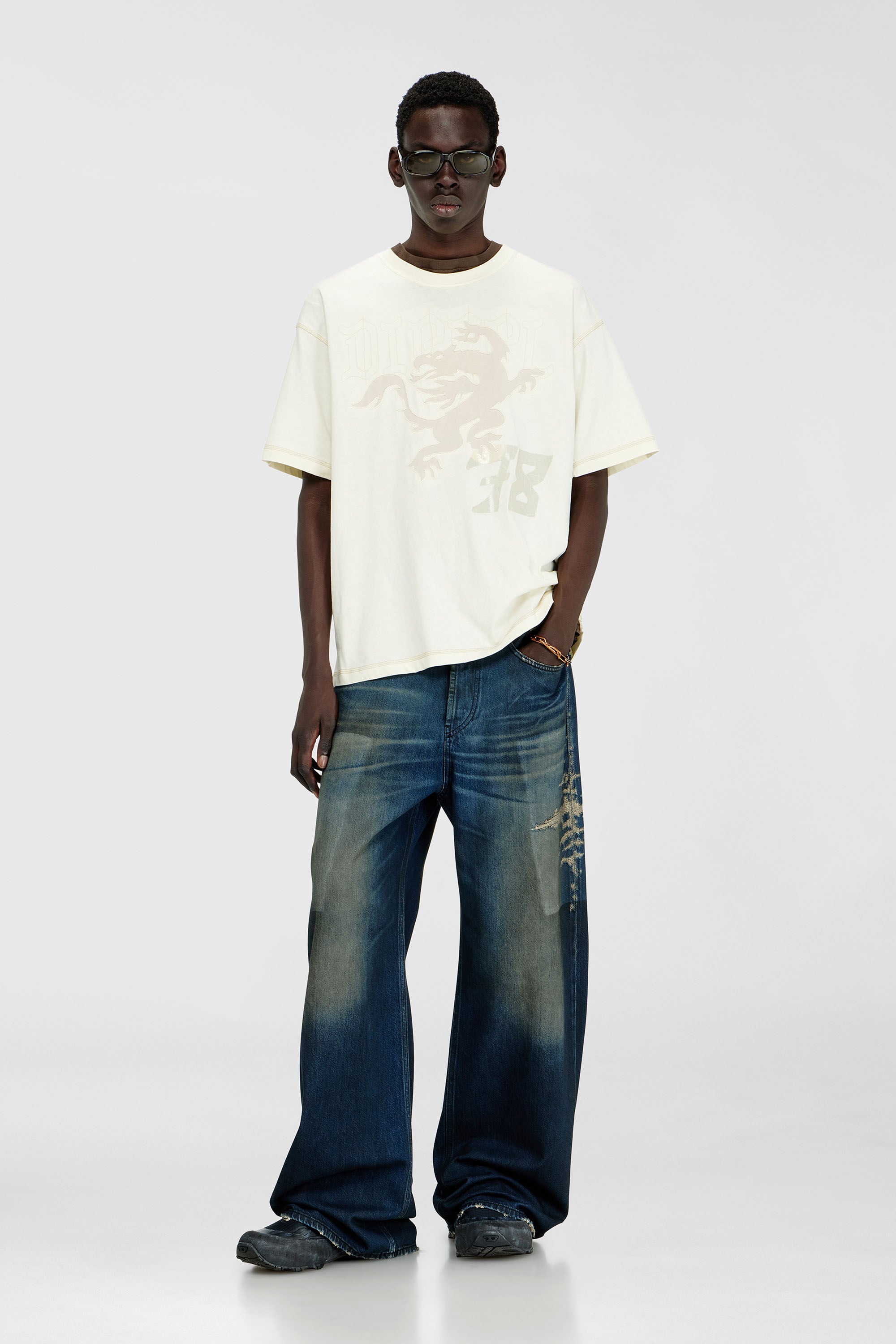 Diesel - T-BOXT-NOTCH, Camiseta relaxed con estampados y bordados Hombre in Blanco - 1