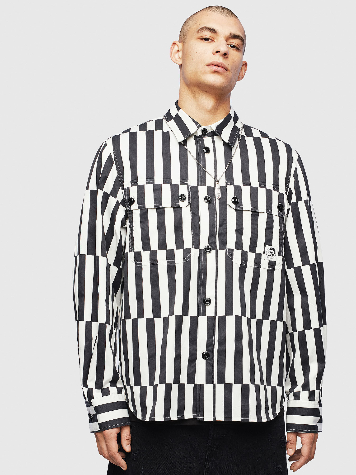 camisa rayada blanco y negro hombre