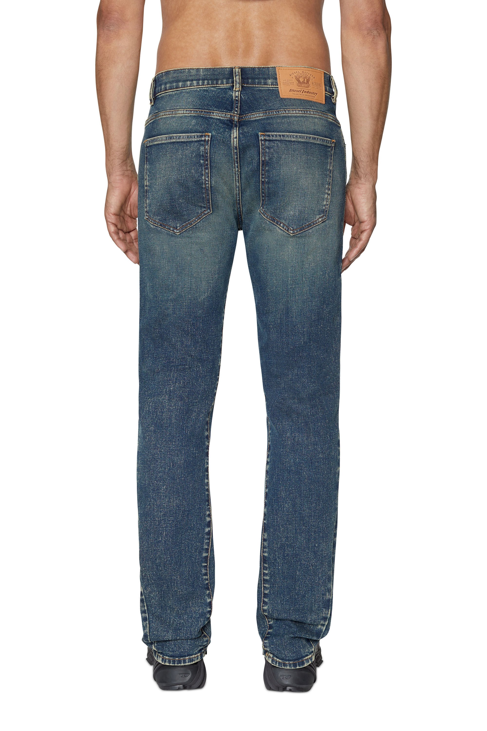 Diesel - 2021 09B91 Bootcut Jeans, Azul Oscuro - Image 4