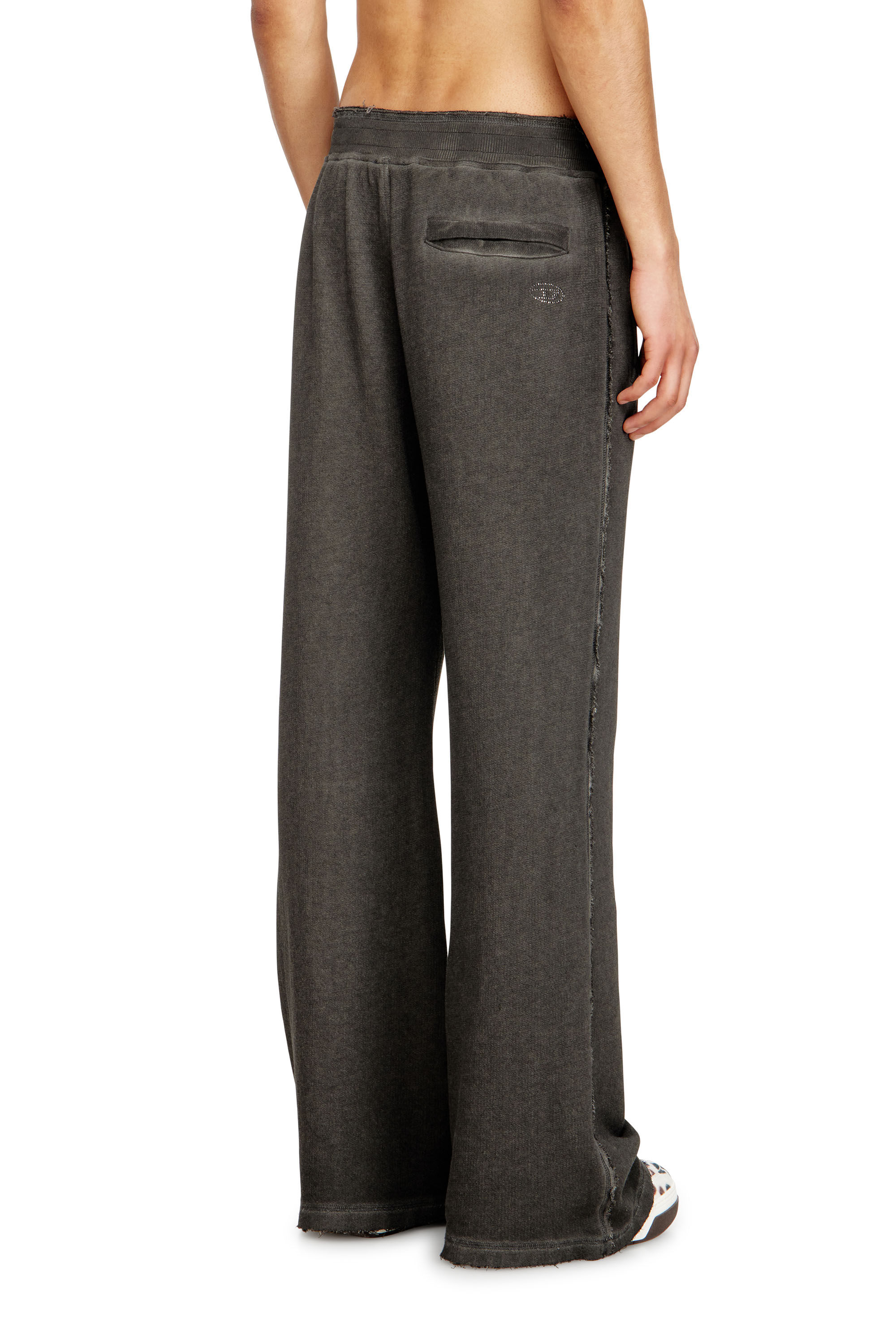 Diesel - P-QUINN, Pantalones de ch&aacute;ndal con tachuelas y estampado gr&aacute;fico Hombre in Gris - 4