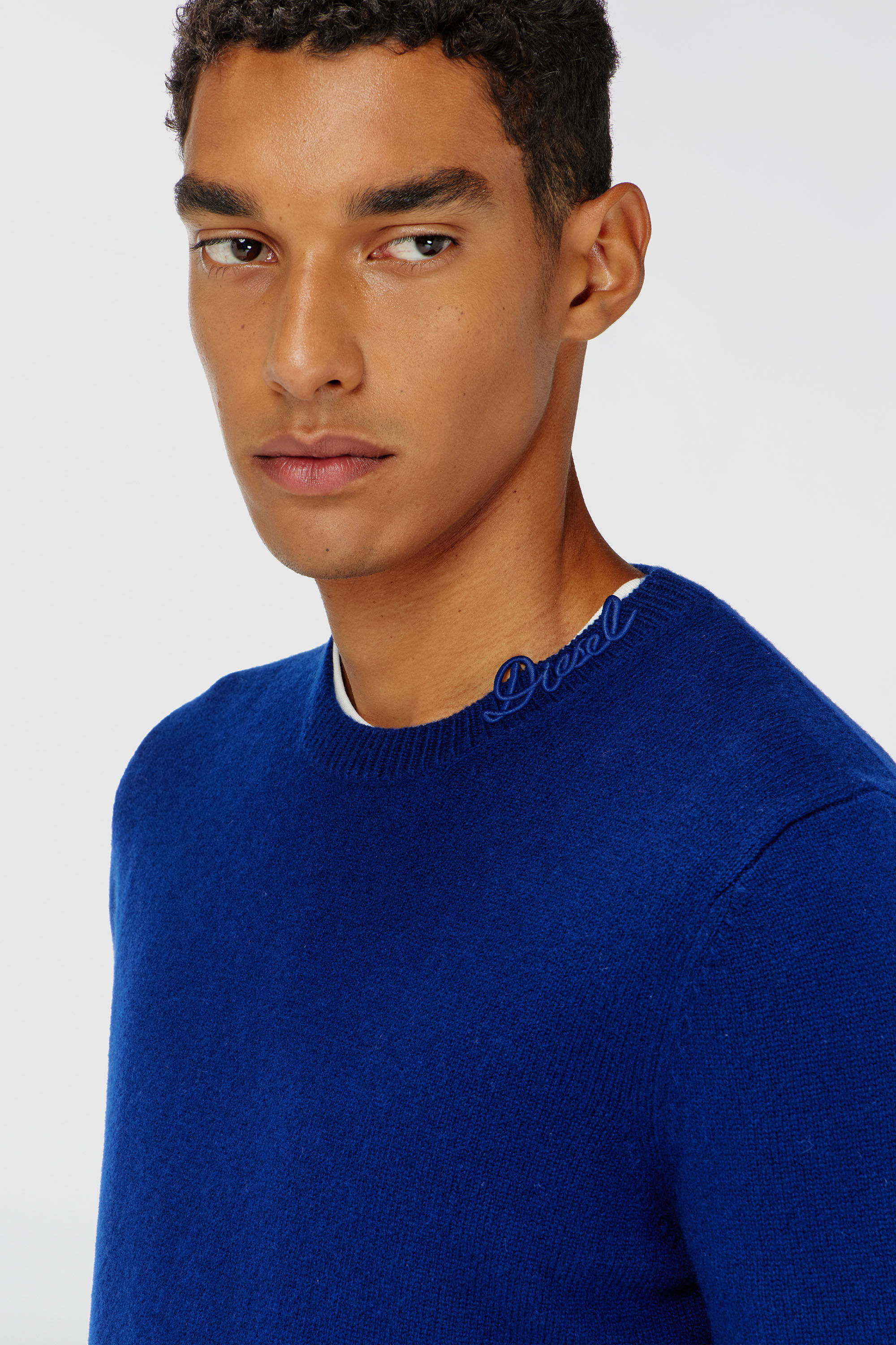 Diesel - K-IMBRO, Jersey de lana con logo en el cuello Hombre in Azul marino - 4