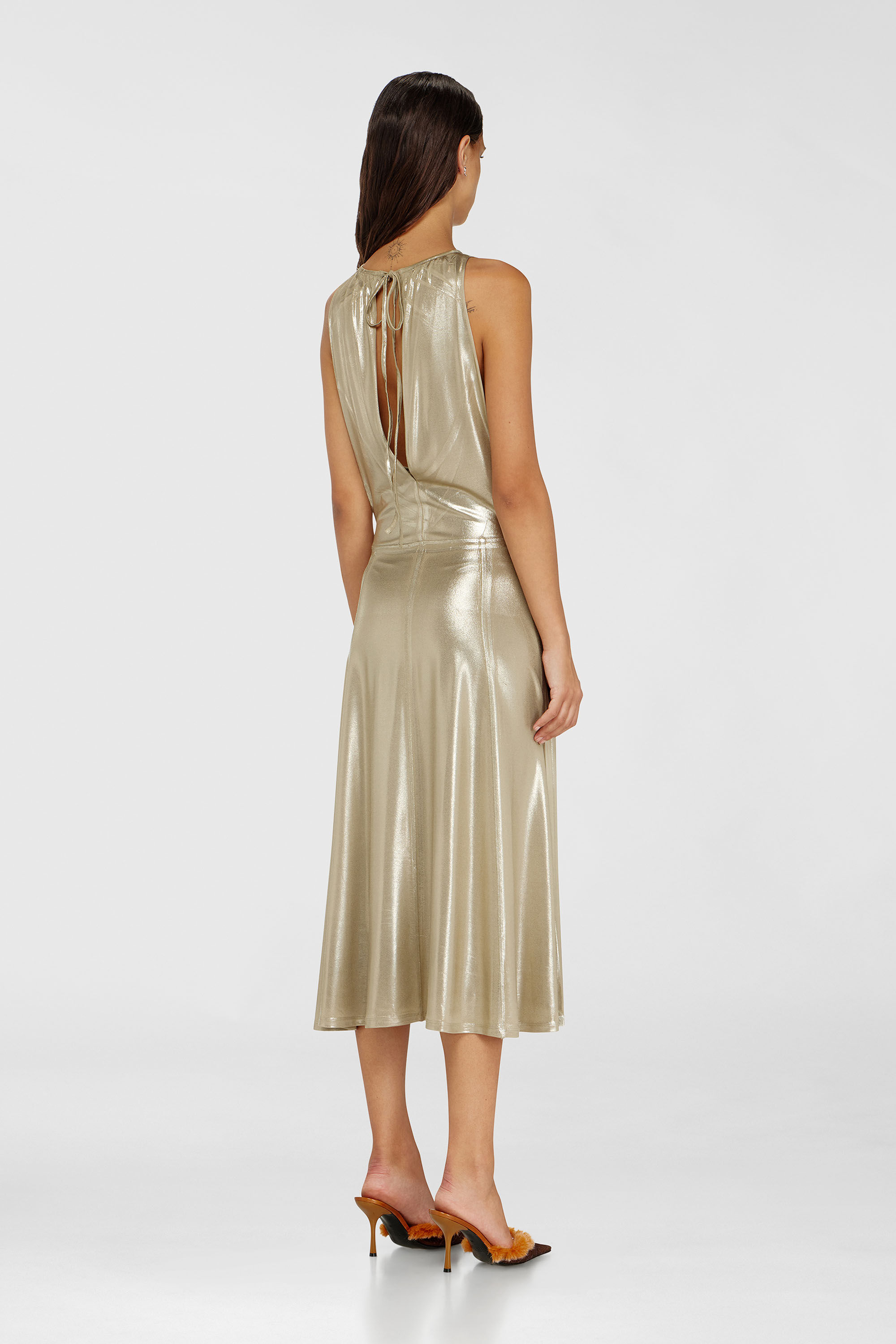 Diesel - D-DYVYNY, Vestido midi met&aacute;lico fluido con espalda abierta Mujer in Dorado - 4