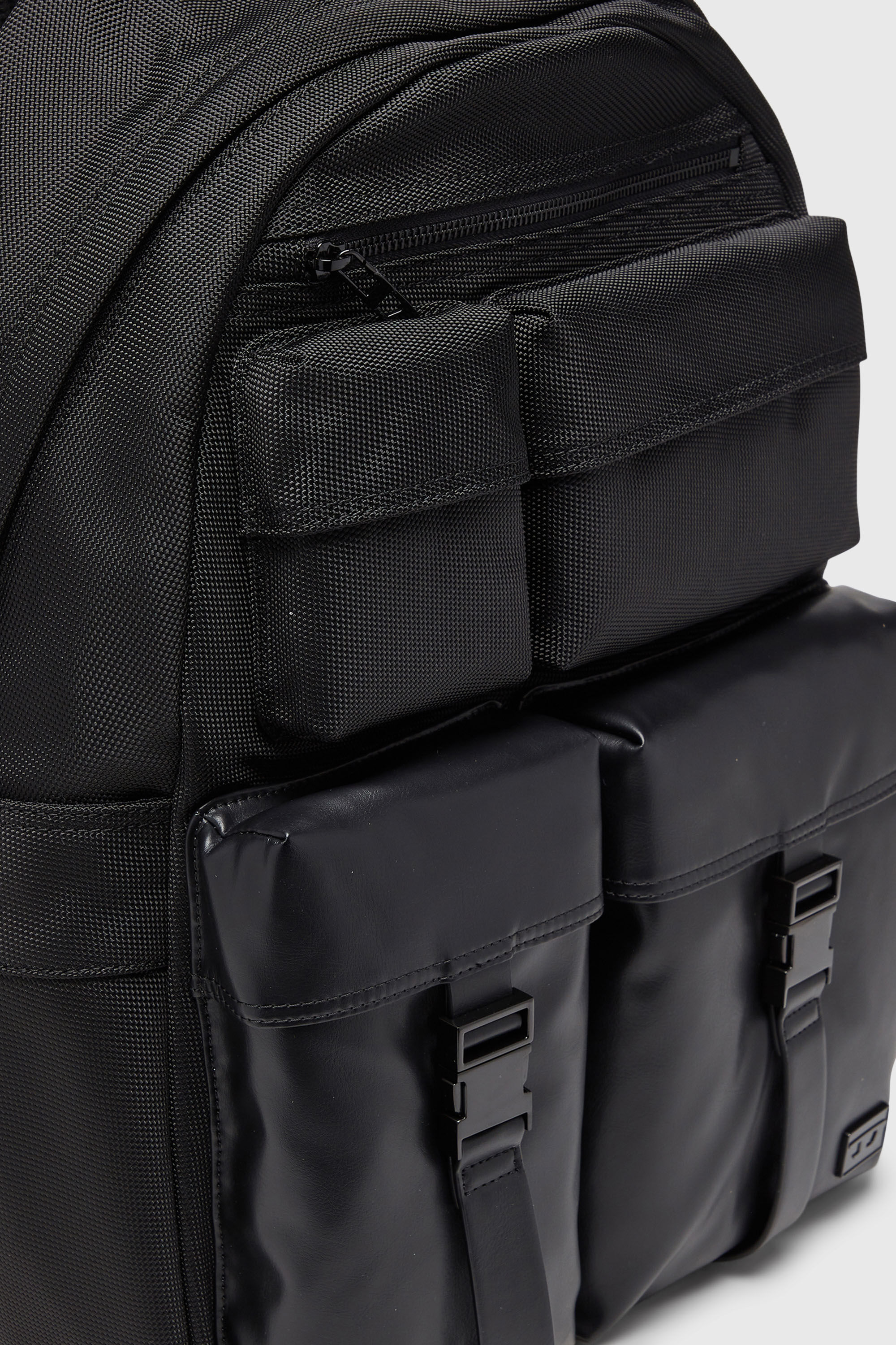 Diesel - MULTI-PKTS BACKPACK X, Multi-Pkts - Mochila de nailon con bolsillos frontales Unisex in Negro - 5