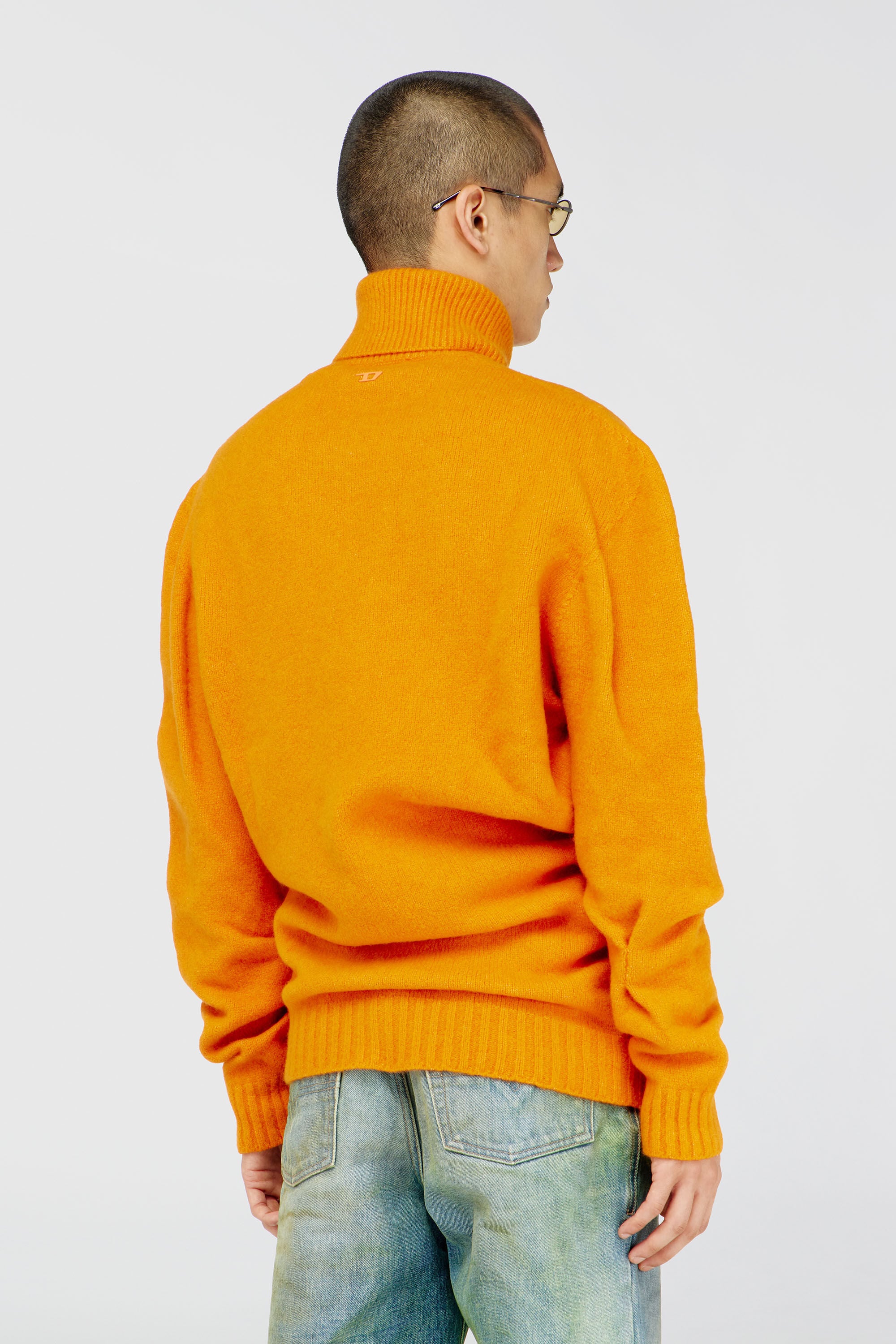 Diesel - K-ANDREW, Jersey con cuello abotonado de punto afieltrado con textura arrugada Hombre in Naranja - 4