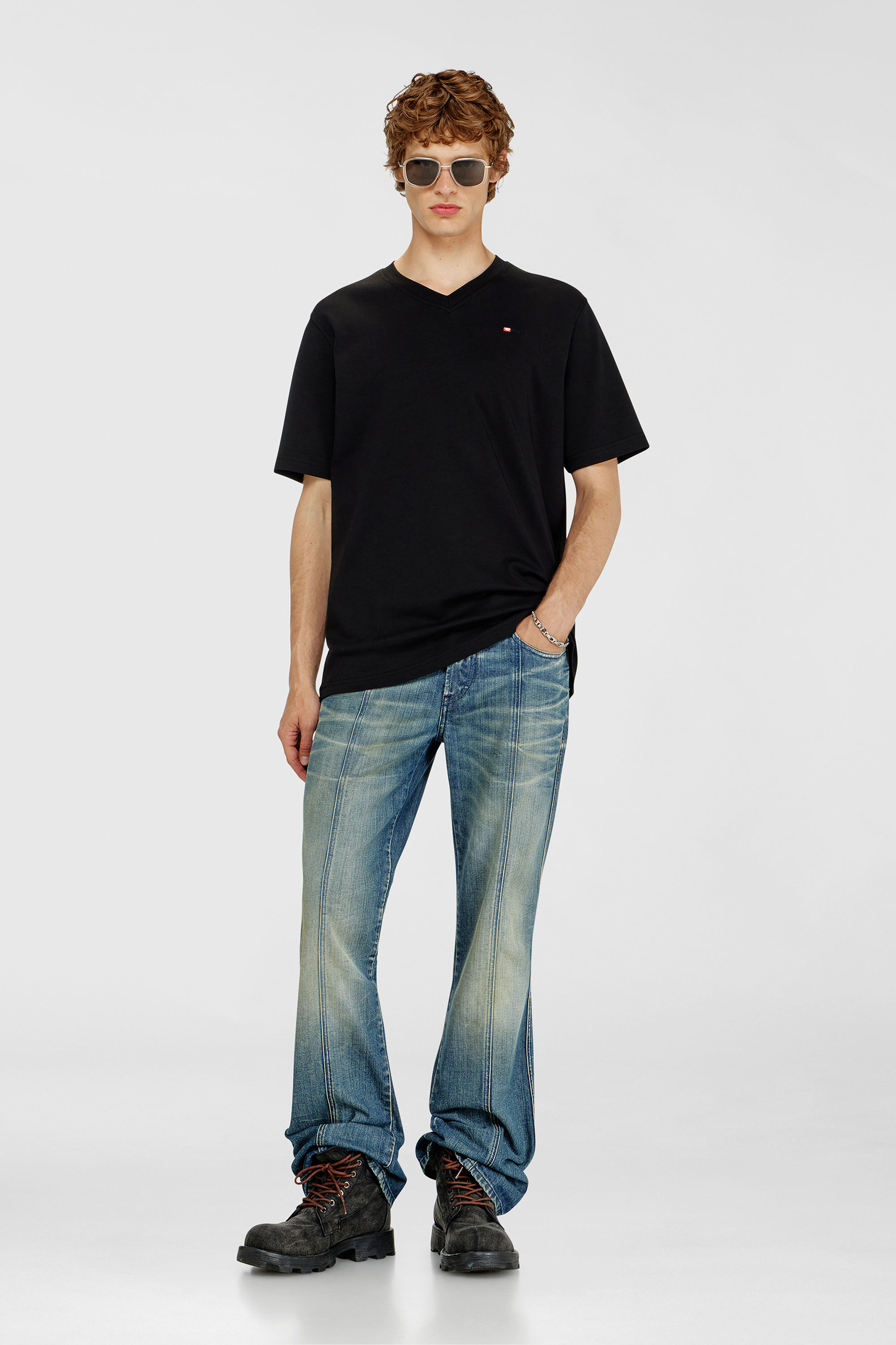 Diesel - T-ADJUST-V-MICRODIV, Camiseta de cuello de pico con microbordado de logo Hombre in Negro - 1