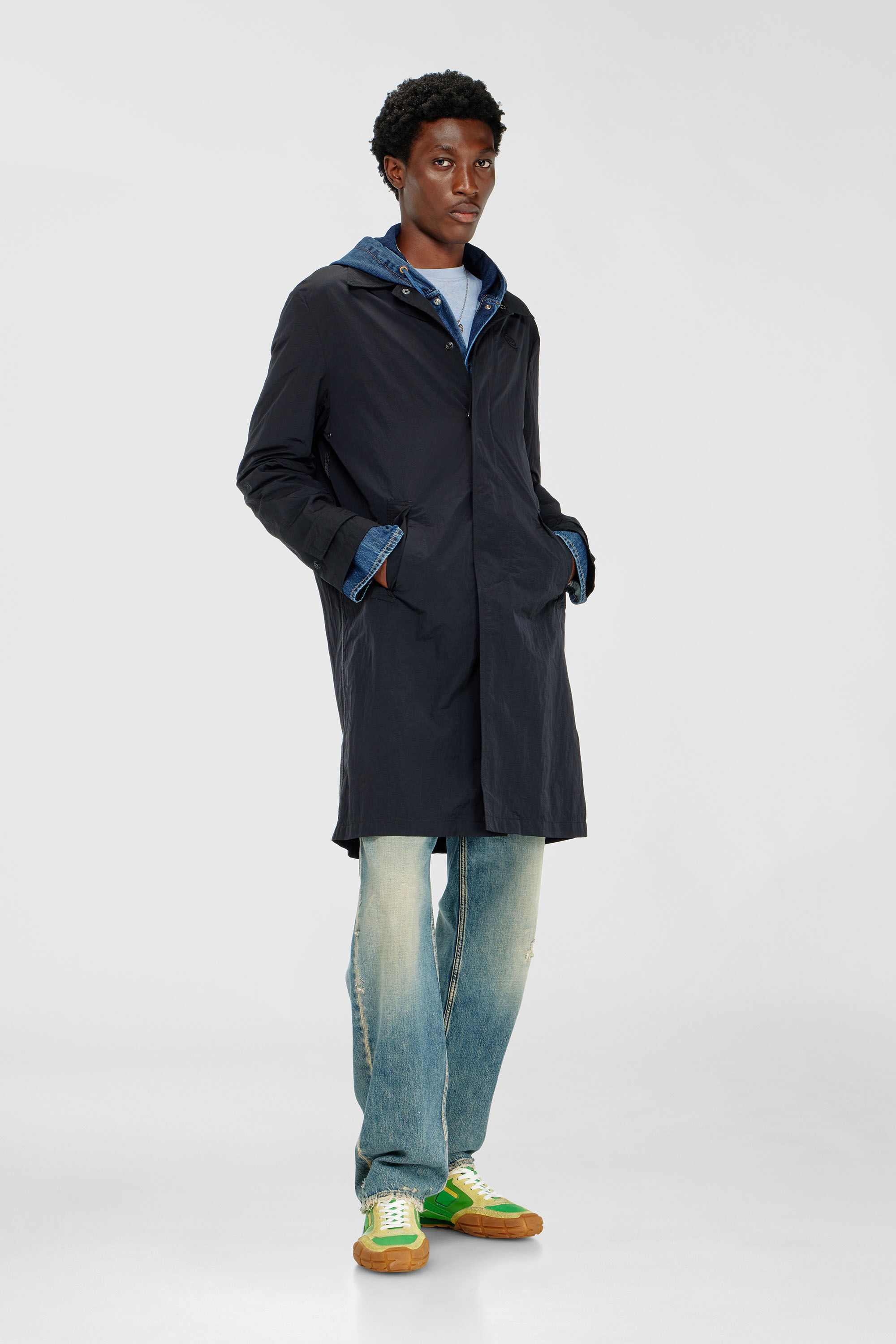 Diesel - J-BURHAT, Abrigo de nailon con acabado arrugado brillante Hombre in Negro - 1