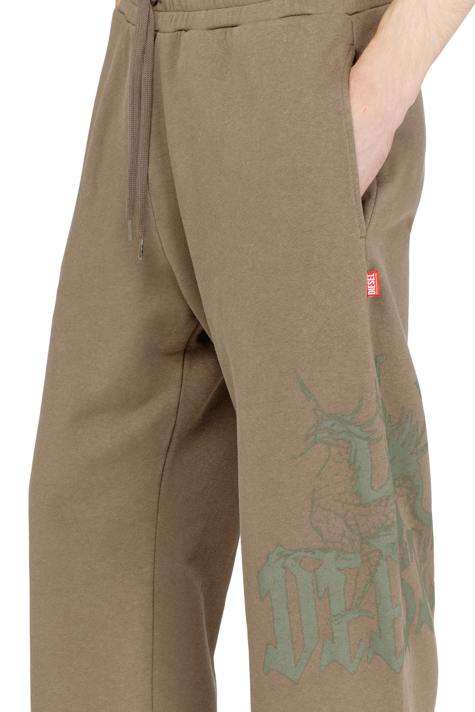 Diesel - P-GRO, Pantalones de ch&aacute;ndal tratados con estampado de logo Hombre in Marr&oacute;n - 5