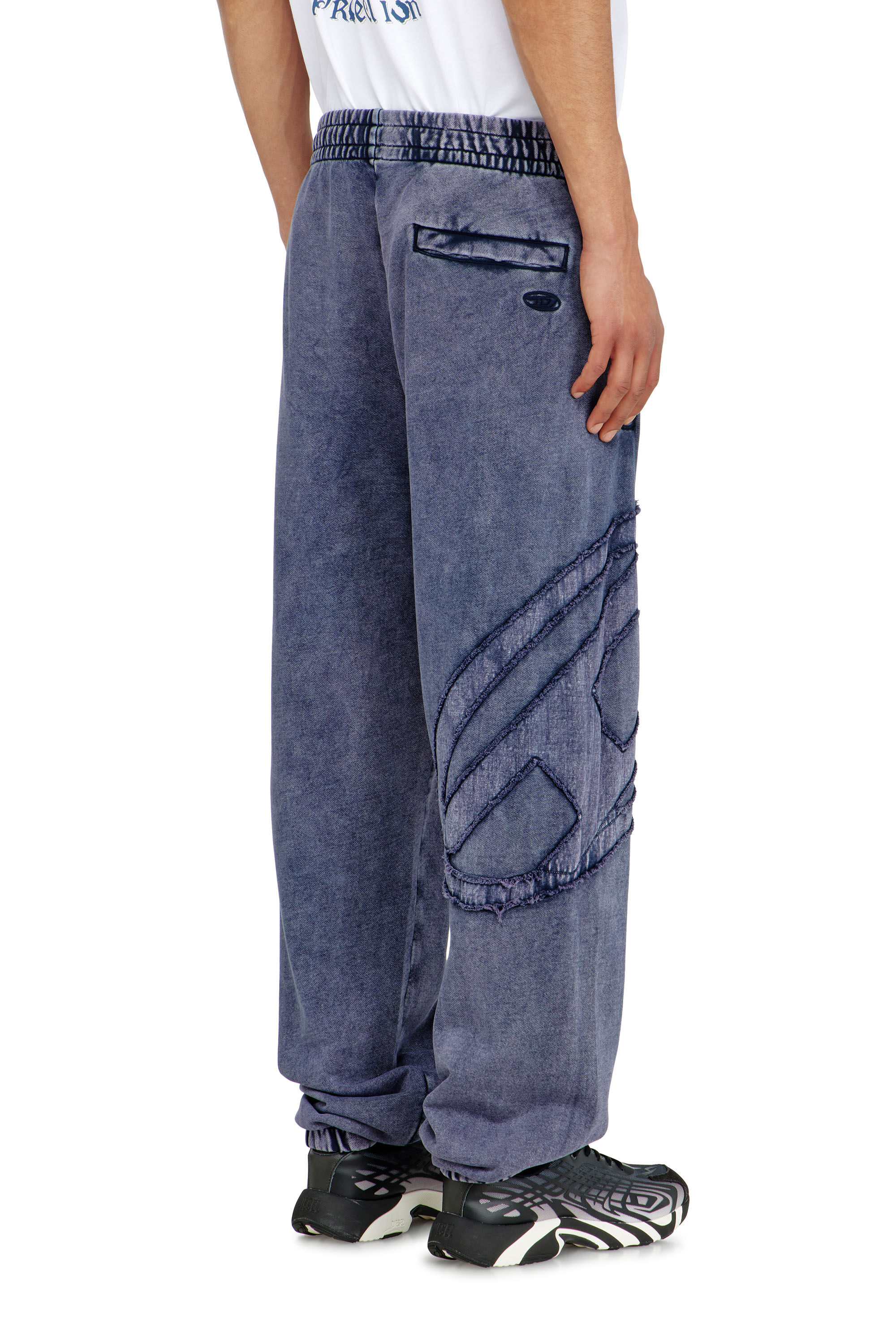 Diesel - P-MARKY-DEN, Pantalones de algod&oacute;n org&aacute;nico con parche Oval D Hombre in Azul marino - 4