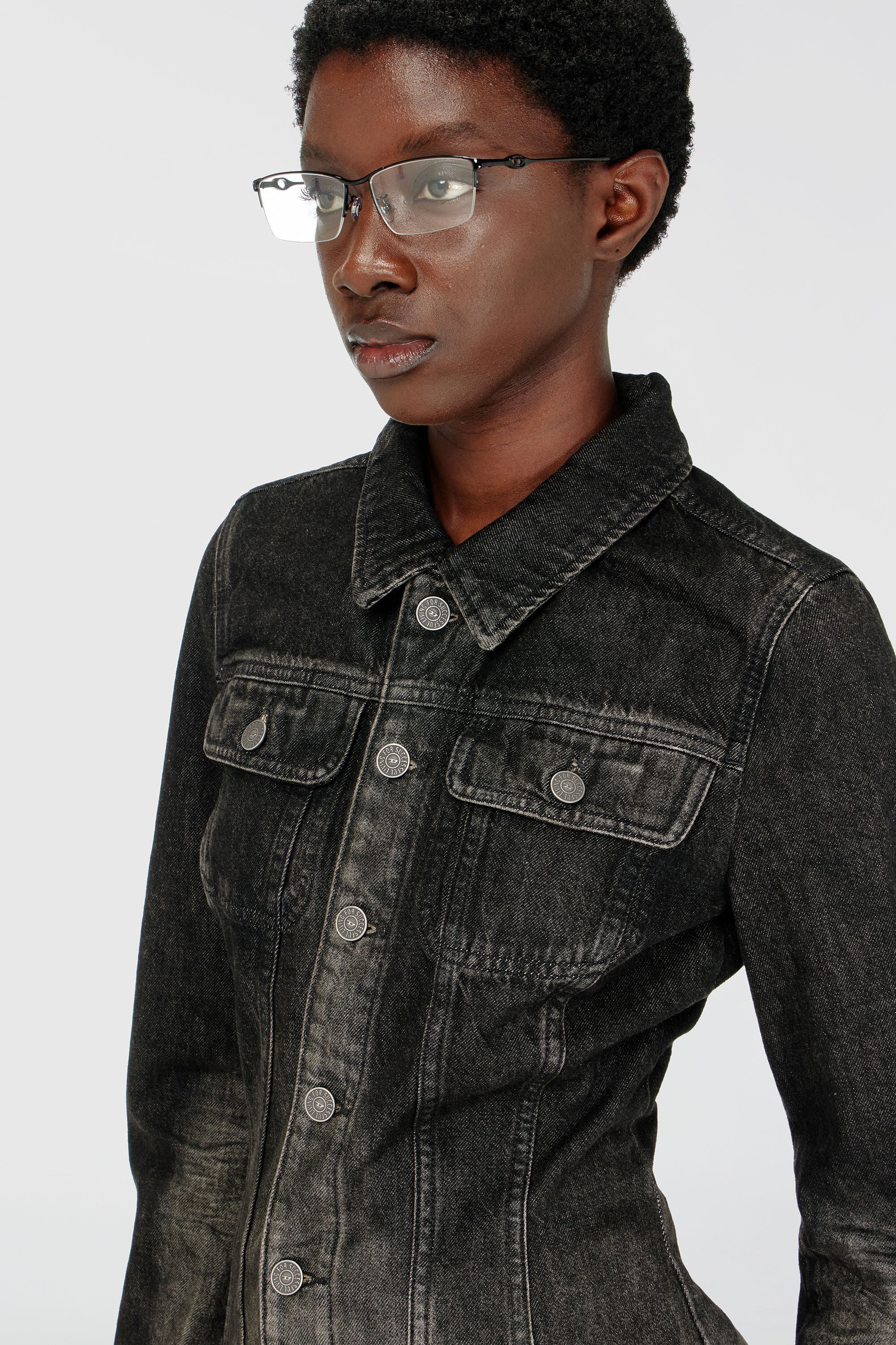 Diesel - DE-KATERIN-FSJ, Chaqueta trucker entallada de denim efecto sucio Mujer in Negro - 5