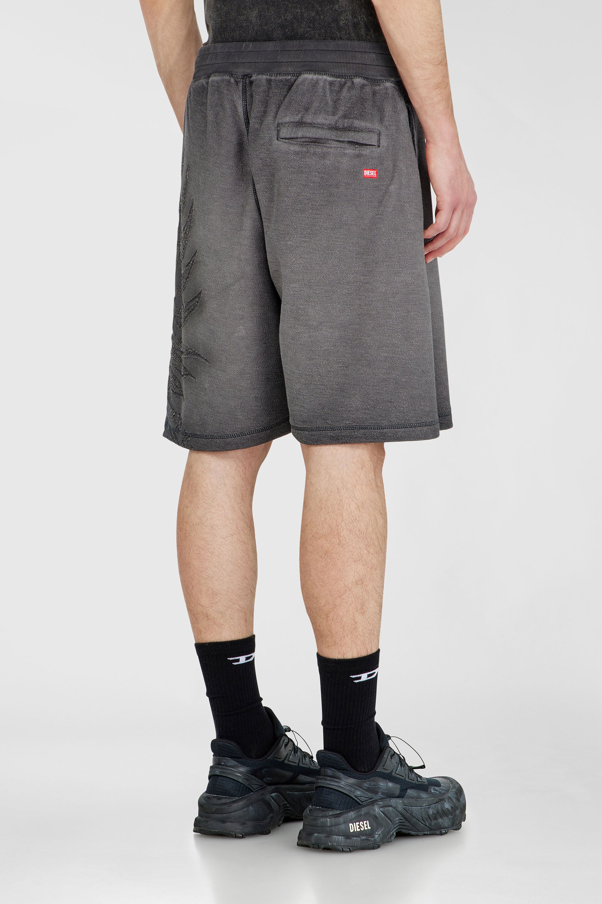 Diesel - P-RAWCROW, Pantalones cortos tipo sudadera con motivos devor&eacute; Hombre in Gris - 4