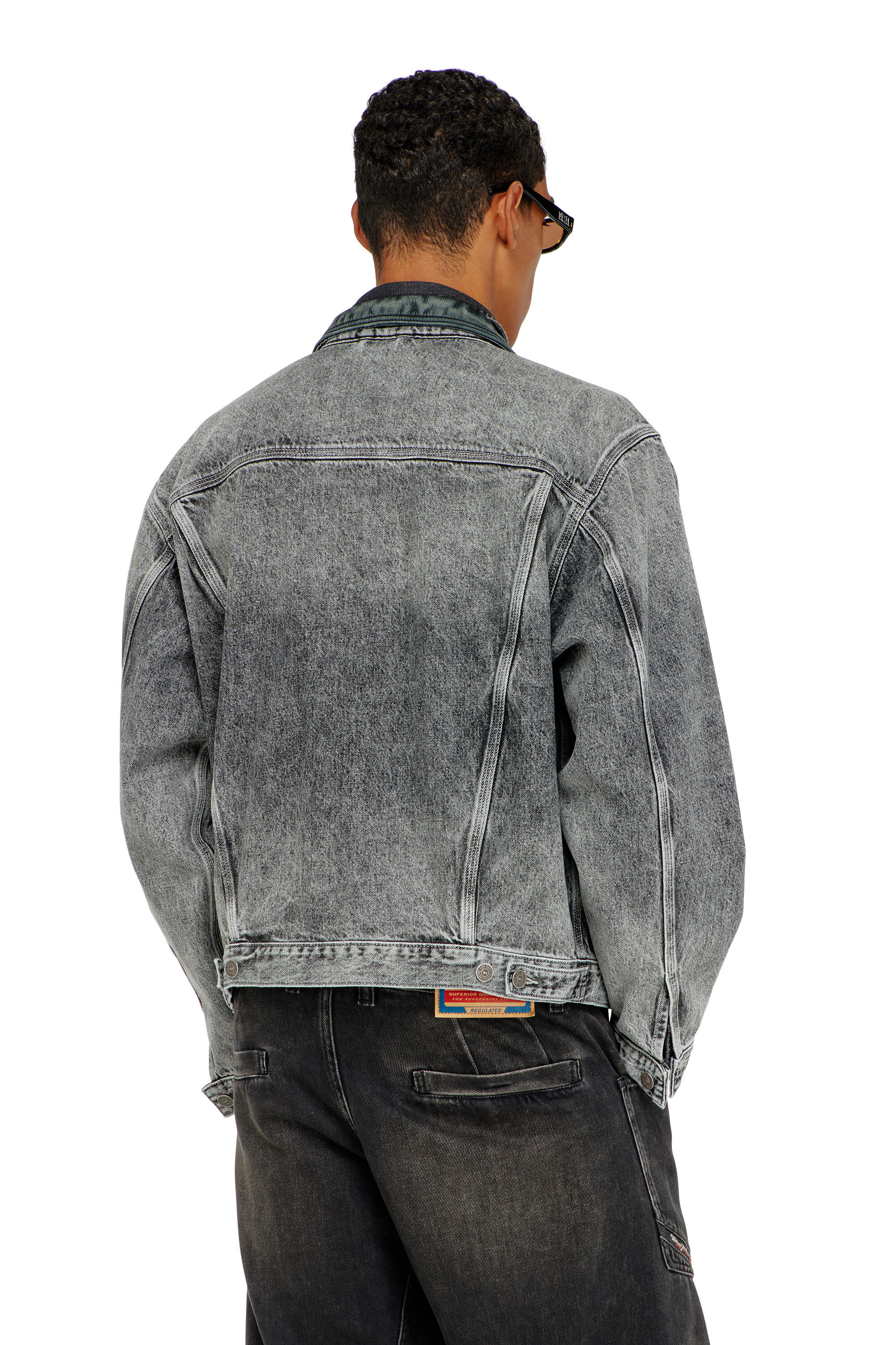 Diesel - D-DENVER-S, Chaqueta de camionero de mezclilla con adornos de cuero tono sobre tono Unisex in Gris - 4