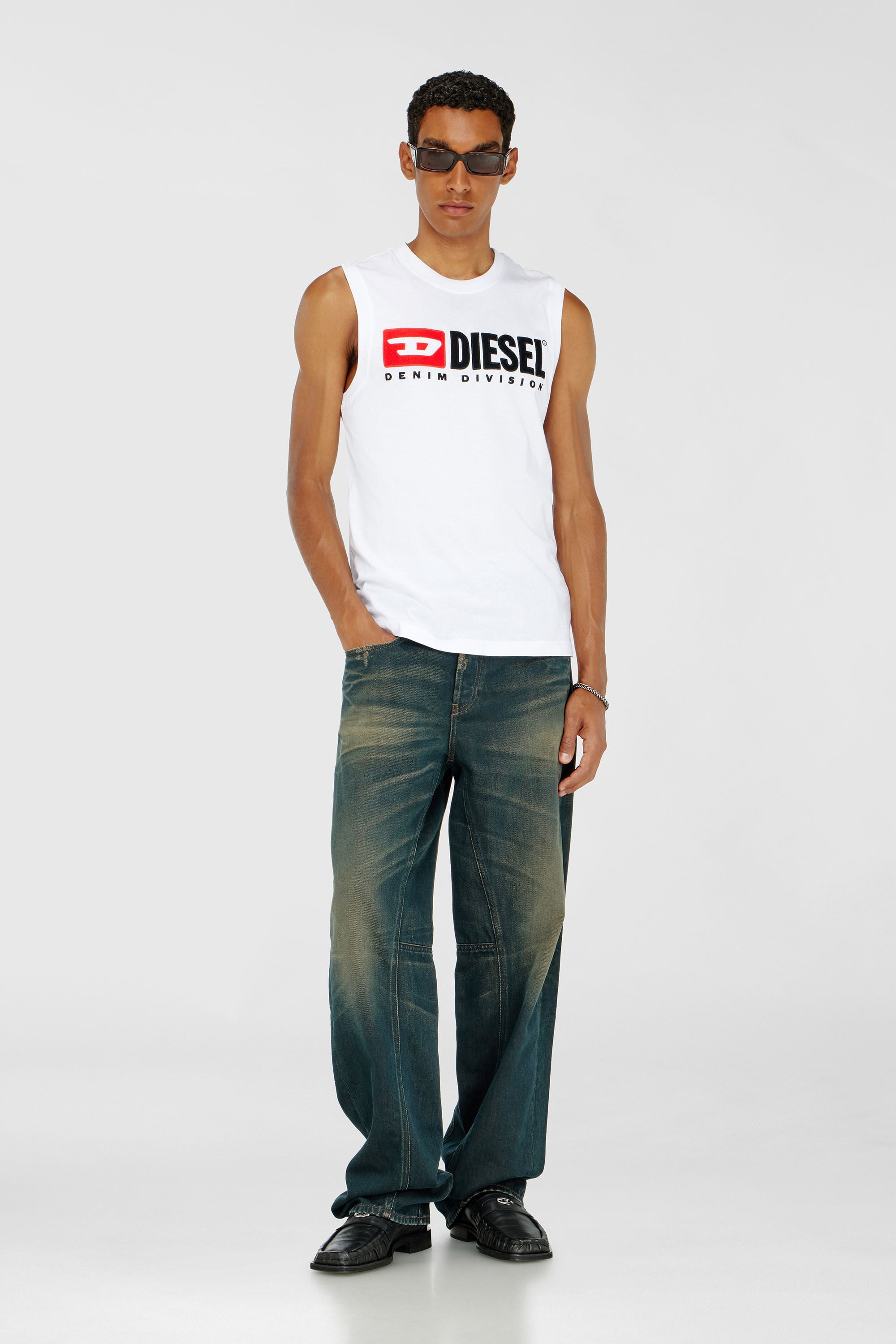 Diesel - T-ISCO-DIV, Camiseta sin mangas con logotipo estampado en el pecho Hombre in Blanco - 1