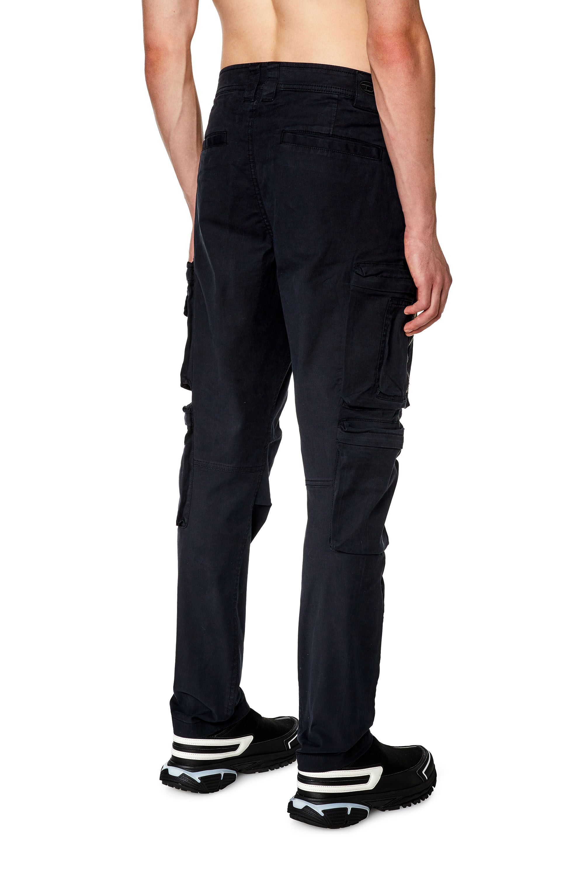 Diesel - P-ARLEM, Hombre Pantalones cargo con bolsillo con cremallera in Negro - Image 4