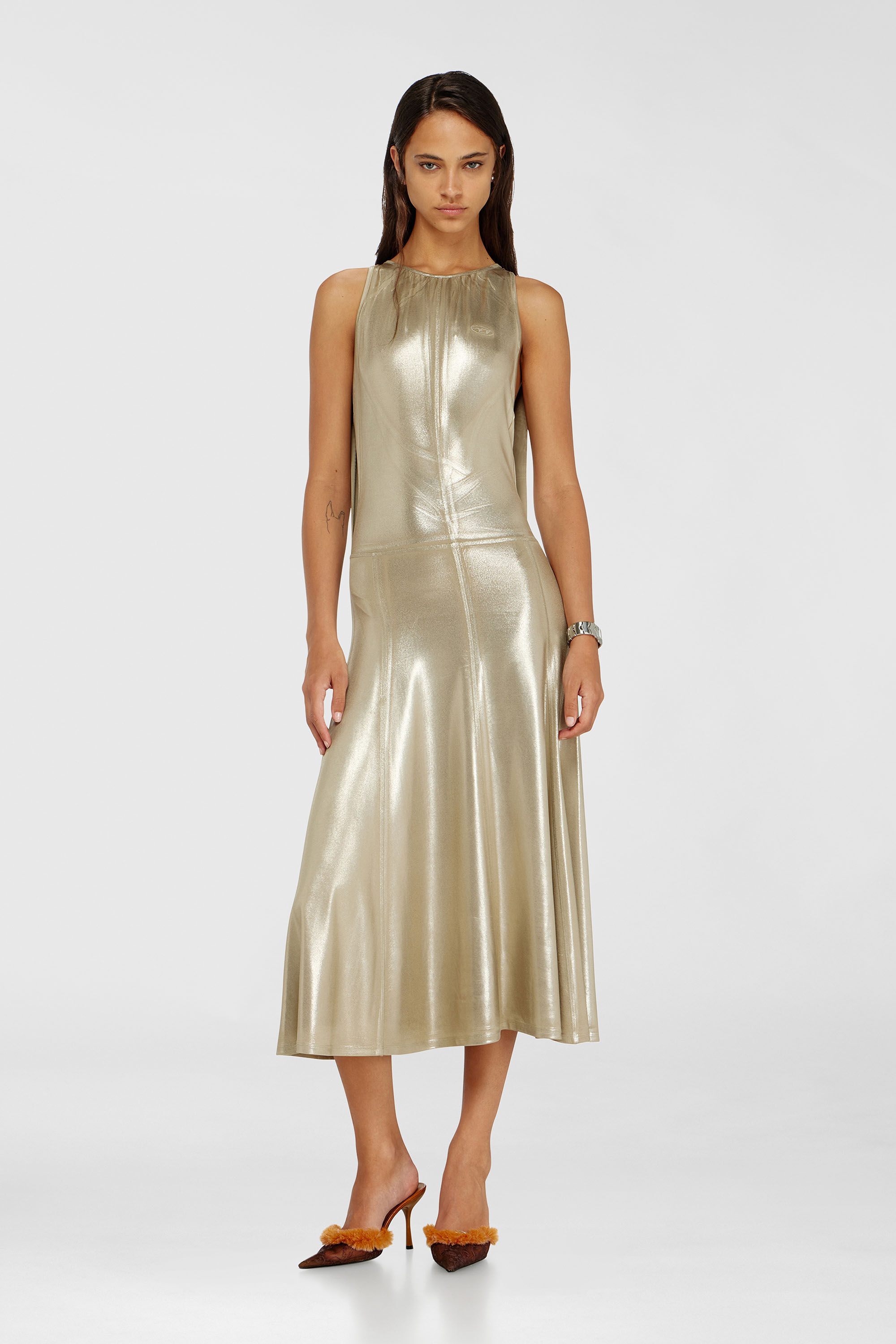 Diesel - D-DYVYNY, Vestido midi met&aacute;lico fluido con espalda abierta Mujer in Dorado - 3