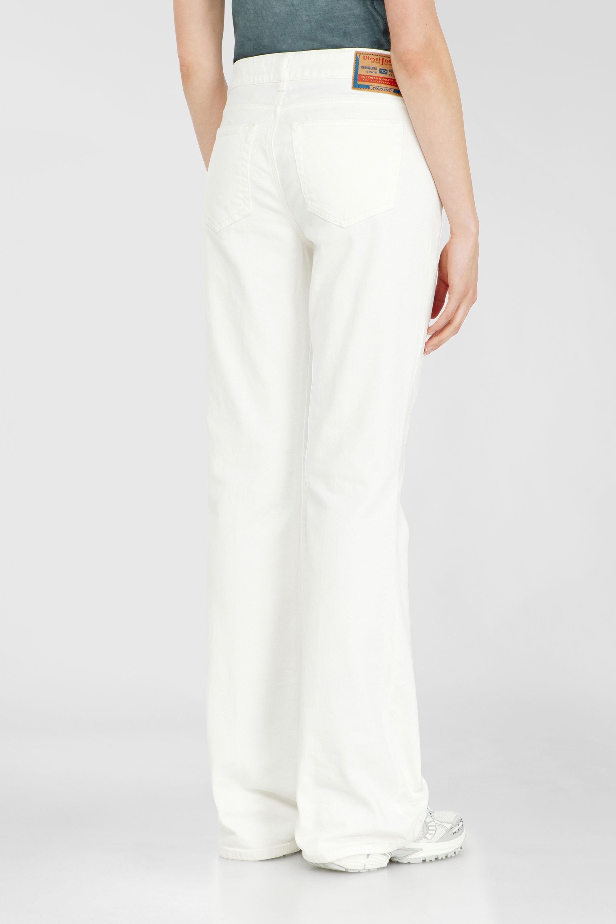 Diesel - Bootcut Jeans 1969 D-Ebbey 09D63 Mujer, Blanco - 5