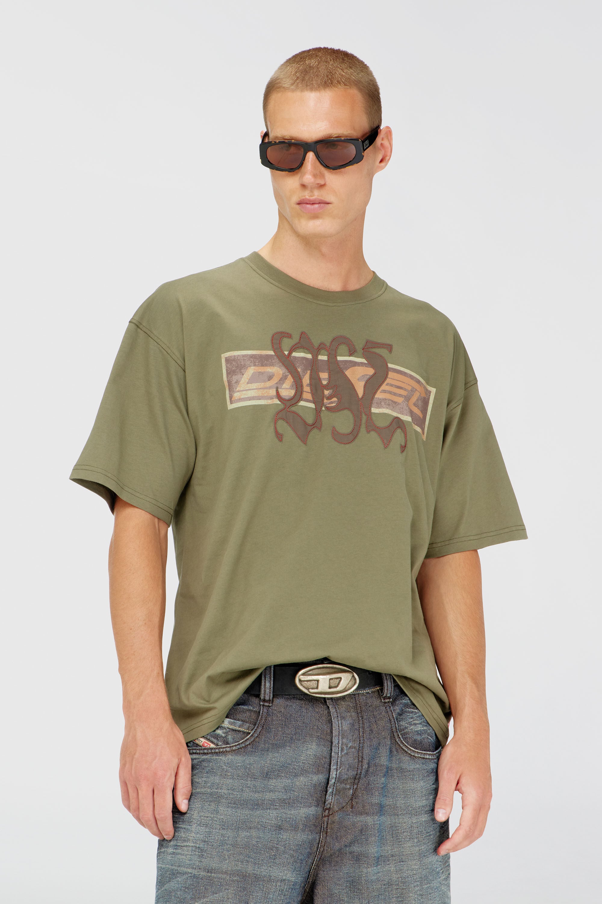 Diesel - T-BOXT-AA17, Camiseta con estampado gr&aacute;fico y patches Hombre in Verde - 3
