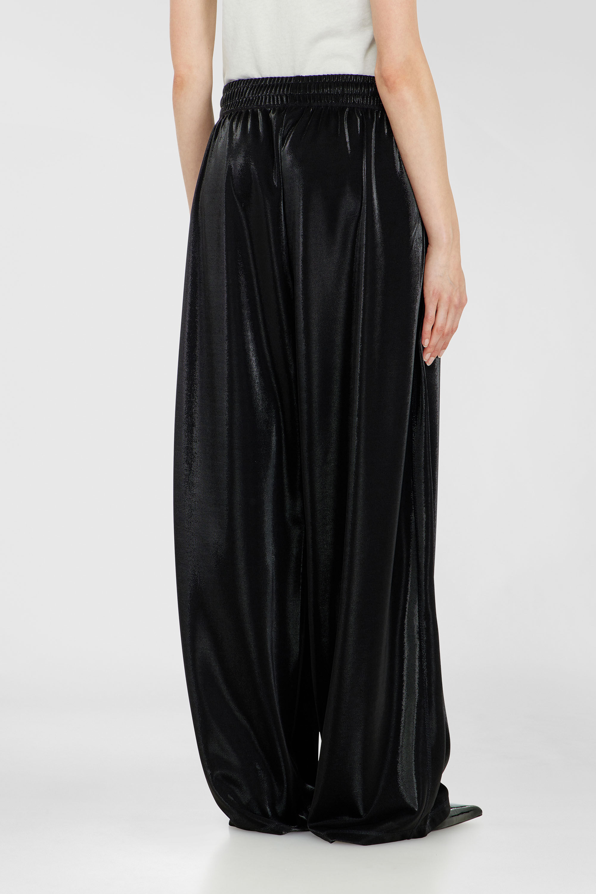Diesel - P-ROSY, Pantal&oacute;n de ch&aacute;ndal en tejido piqu&eacute; brillante Mujer in Negro - 4