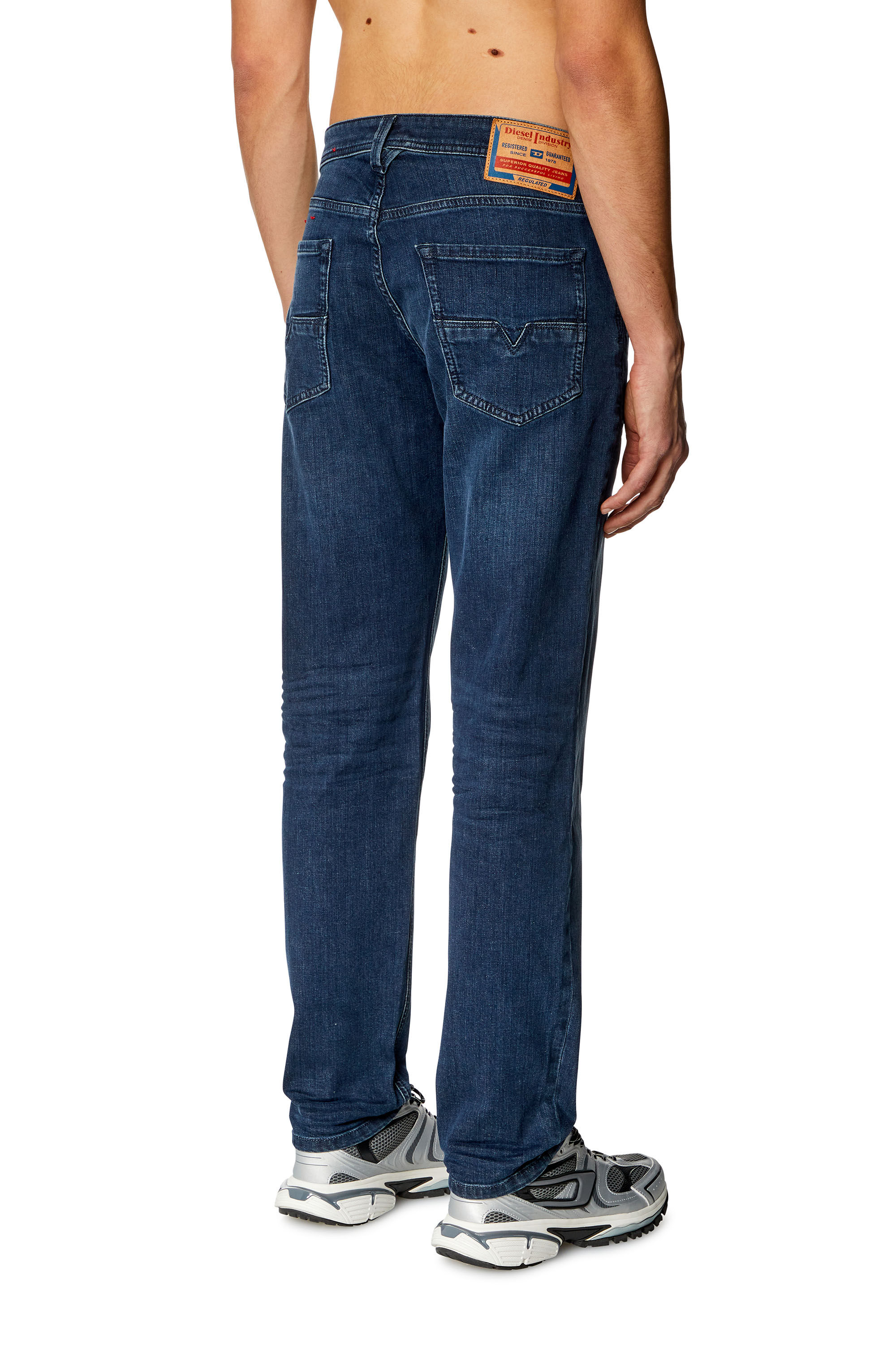 Diesel - Tapered Jeans 1986 Larkee-Beex 0CNAA, Azul Oscuro - Image 4
