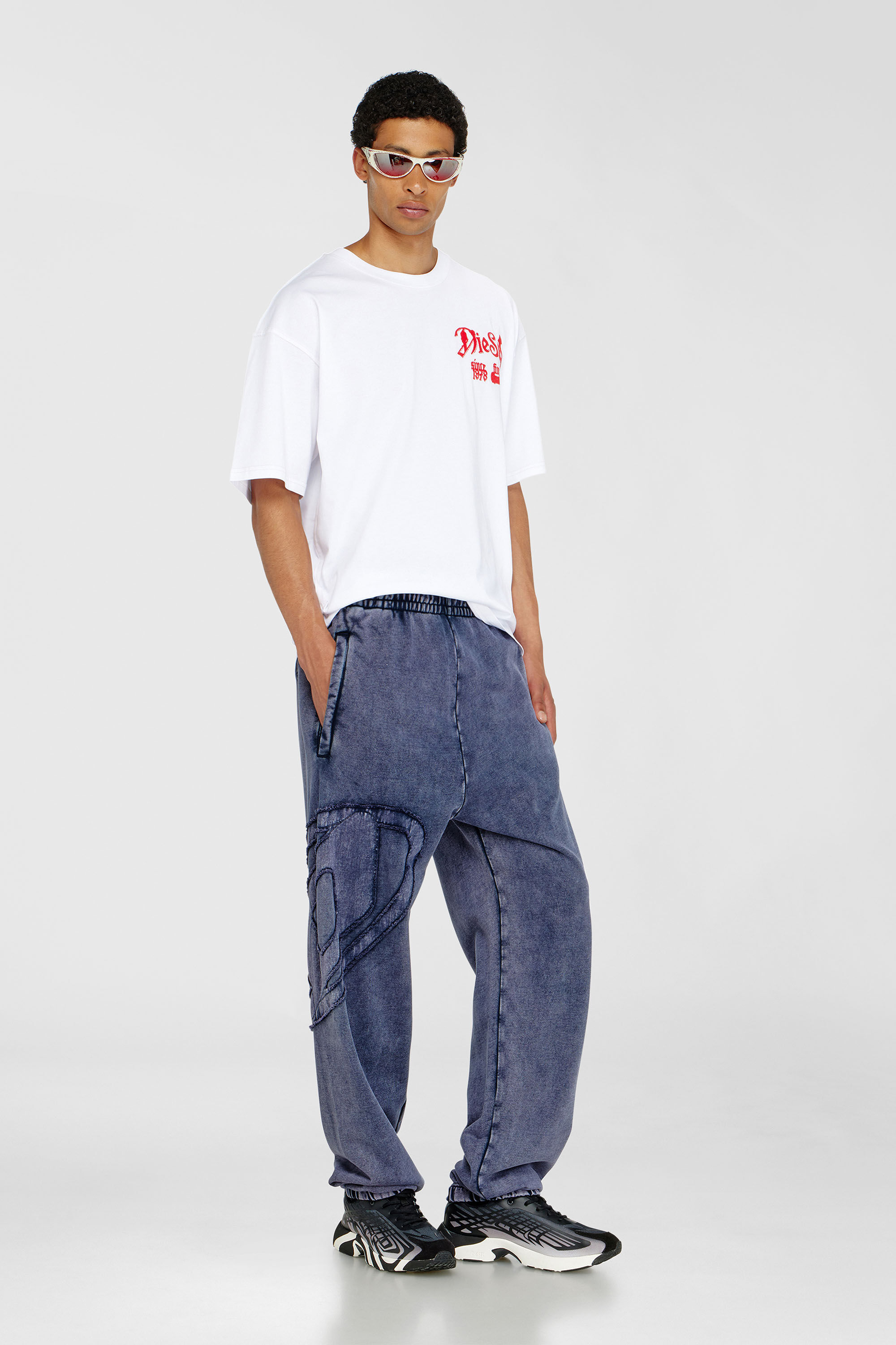 Diesel - P-MARKY-DEN, Pantalones de algod&oacute;n org&aacute;nico con parche Oval D Hombre in Azul marino - 1