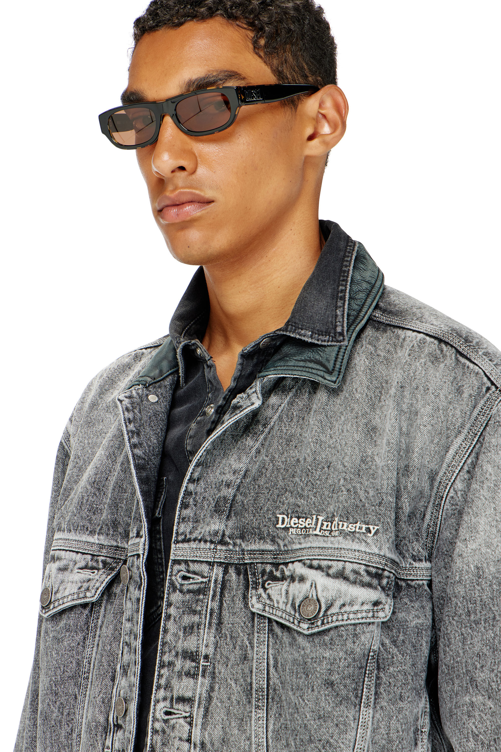 Diesel - D-DENVER-S, Chaqueta de camionero de mezclilla con adornos de cuero tono sobre tono Unisex in Gris - 5