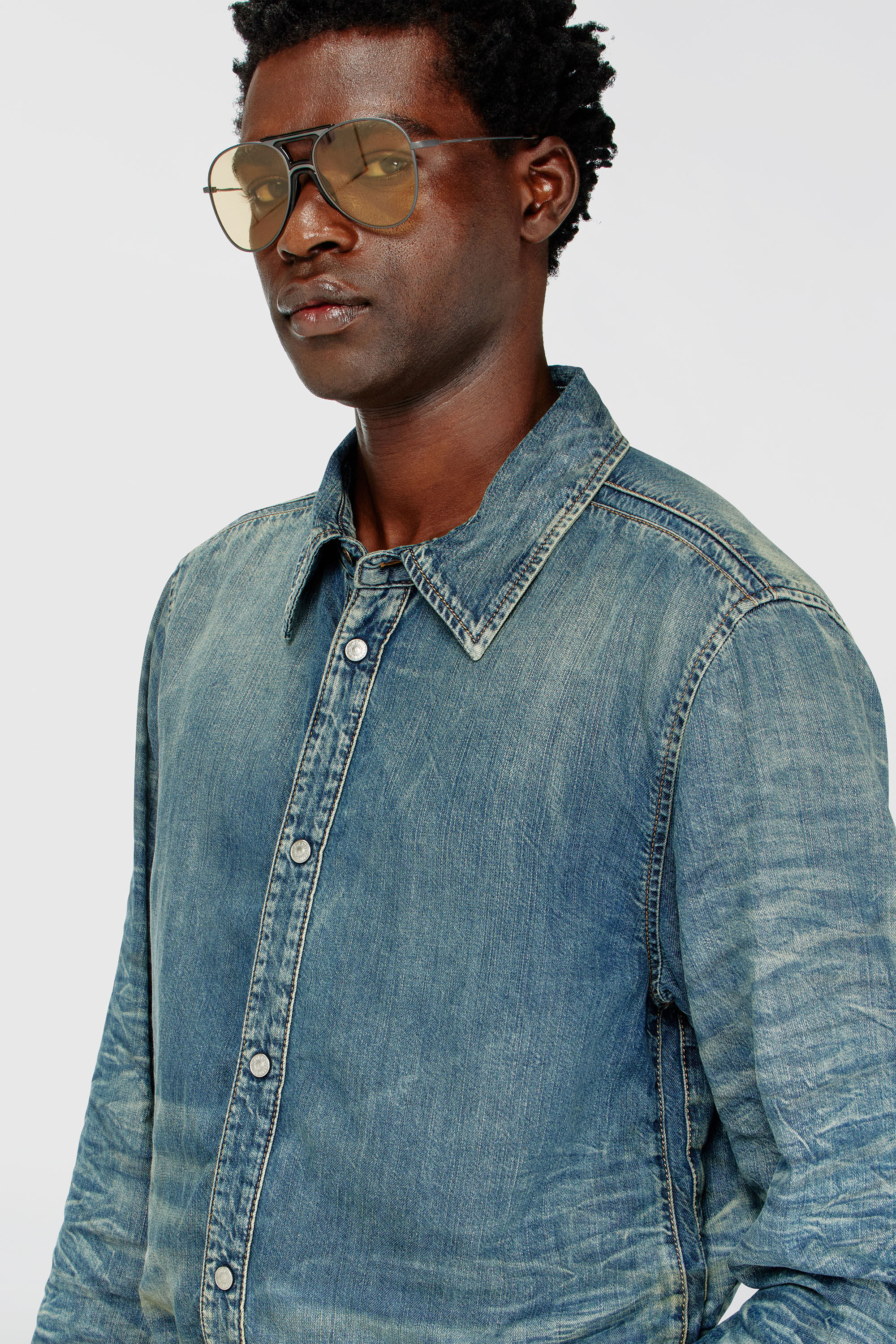 Diesel - D-SYNAR-FSJ4, Camisa de denim arrugado con efecto sucio Hombre in Azul marino - 5