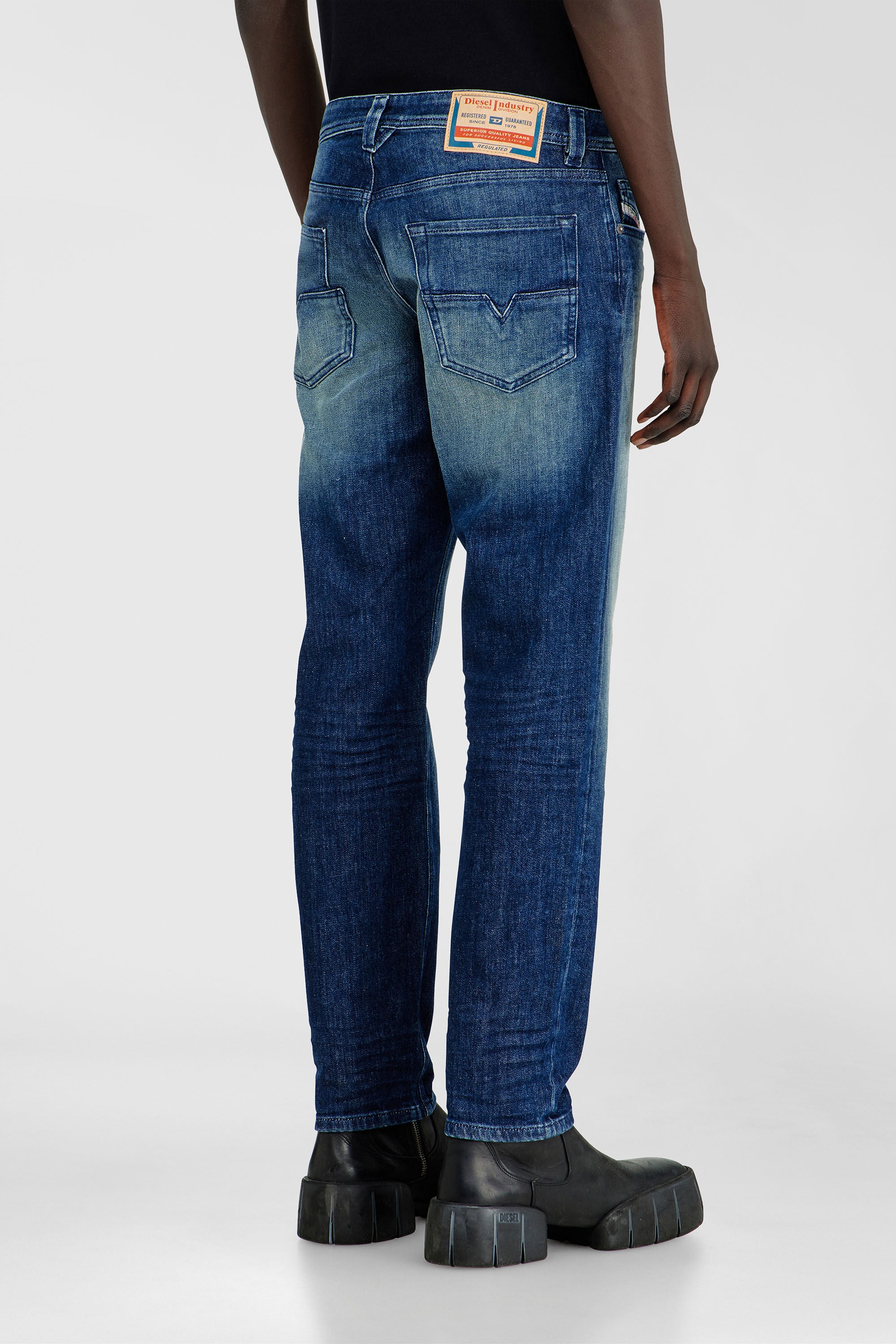 Diesel - Regular Jeans 1986 Larkee-Beex 0KBBR Hombre, Azul Oscuro - 5
