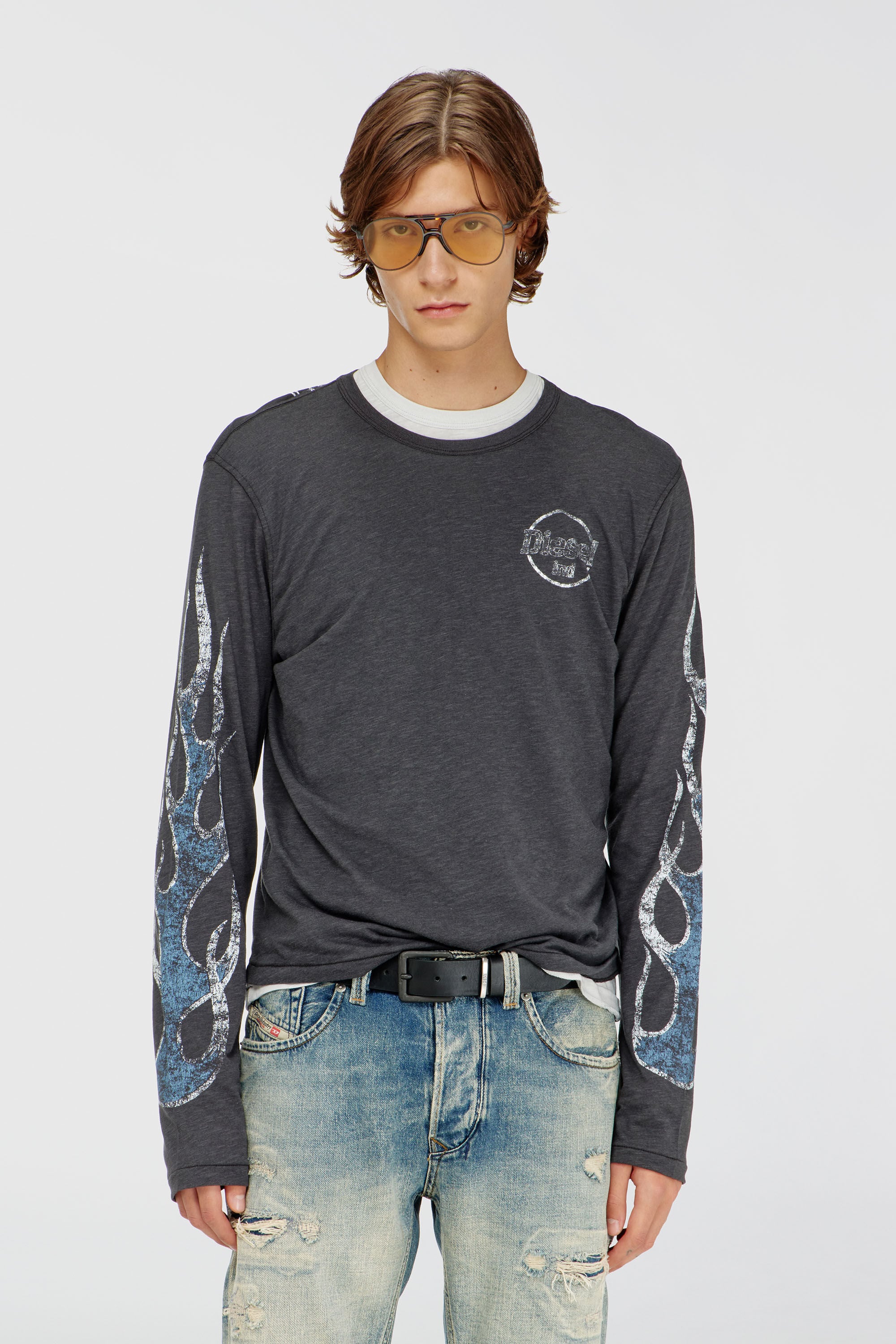 Diesel - T-NOTS-LS, Camiseta de manga larga de jersey flameado con estampado craquelado Hombre in Gris - 2