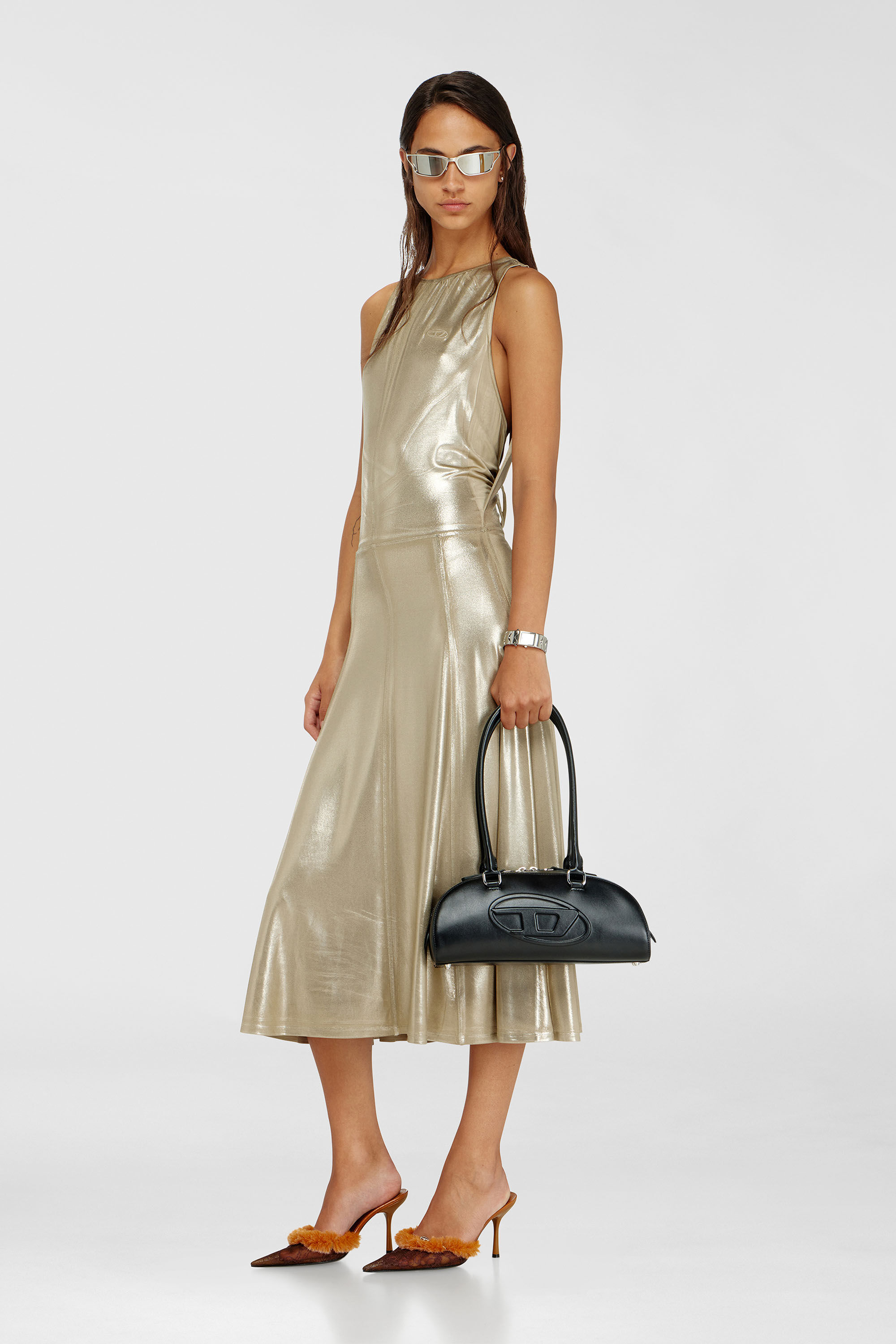 Diesel - D-DYVYNY, Vestido midi met&aacute;lico fluido con espalda abierta Mujer in Dorado - 1