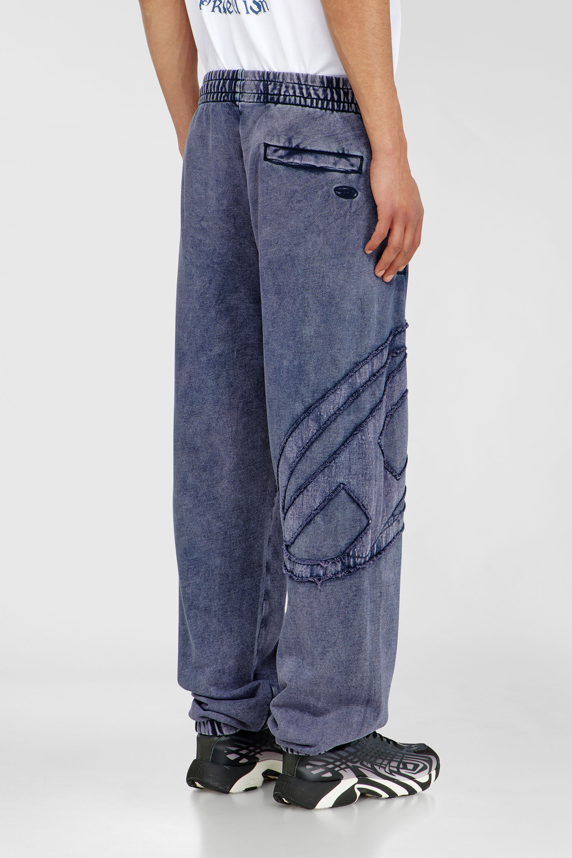 Diesel - P-MARKY-DEN, Pantalones de algod&oacute;n org&aacute;nico con parche Oval D Hombre in Azul marino - 4