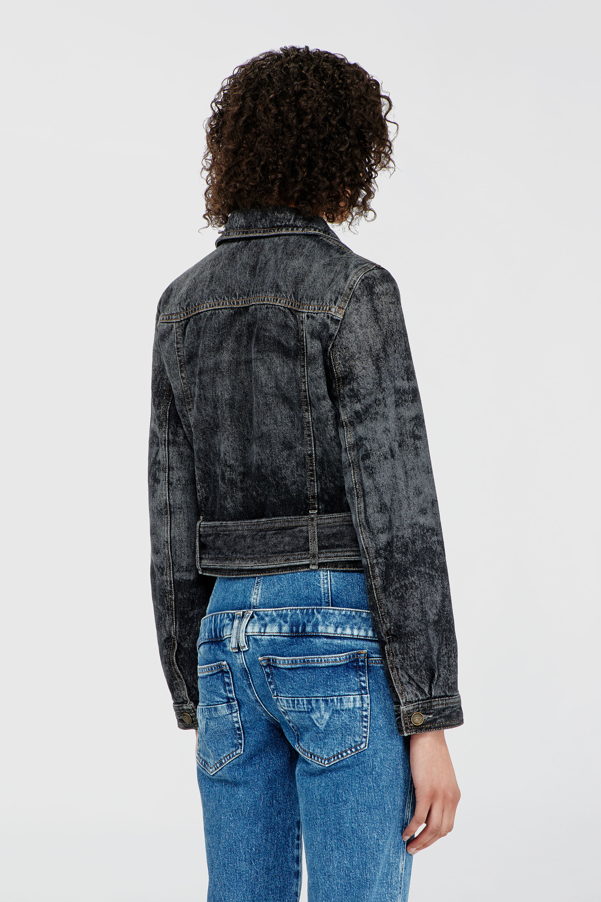 Diesel - DE-LEGEND-S, Chaqueta denim cropped con cintur&oacute;n Mujer in Negro - 4
