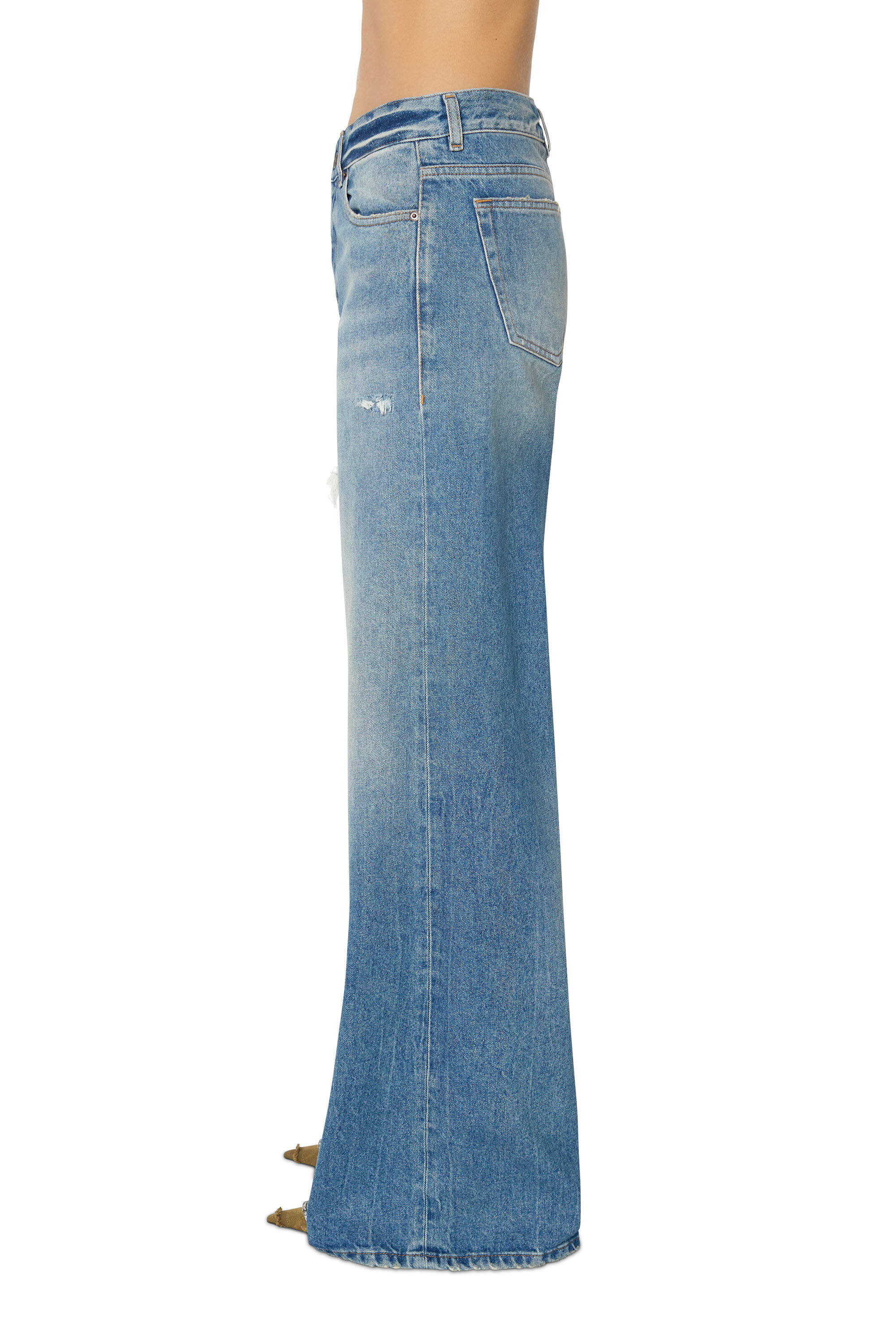 Diesel - 1978 D-Akemi 09D97 Bootcut and Flare Jeans, Azul Claro - Image 5