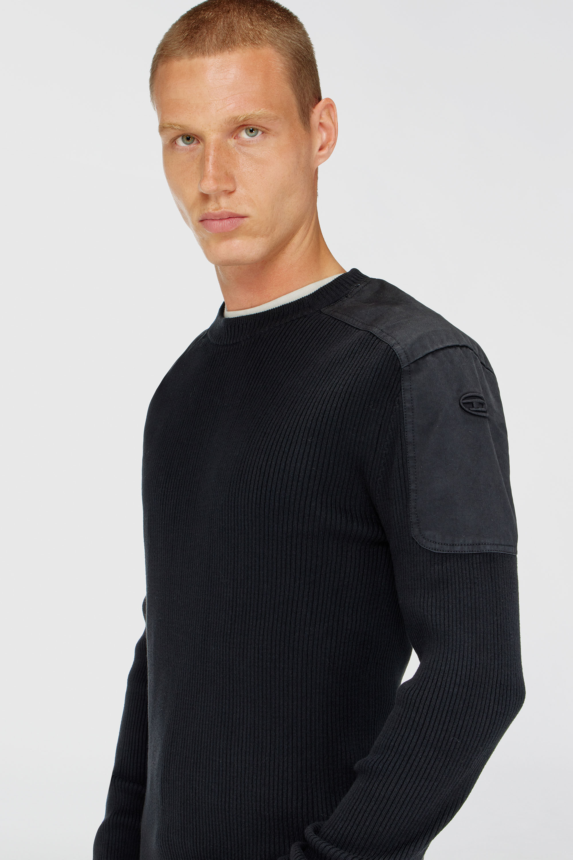 Diesel - K-MARTIN, Jersey en canal&eacute; con paneles en los hombros Hombre in Negro - 5