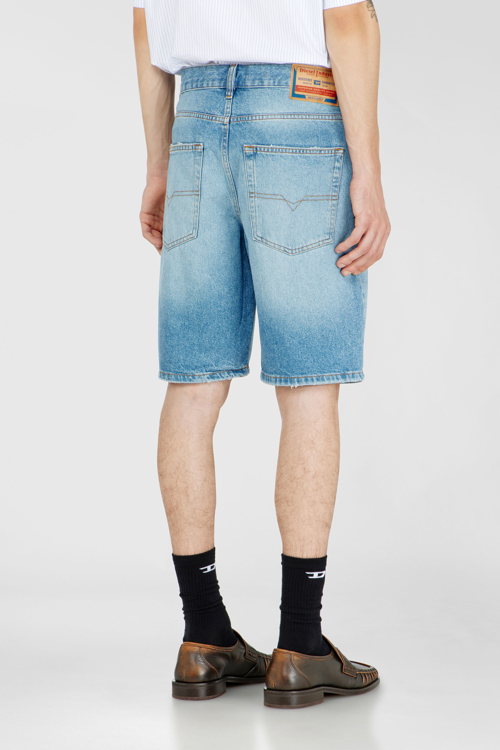 Diesel - REGULAR-SHORT, Pantalones cortos en denim Hombre in Azul marino - 4