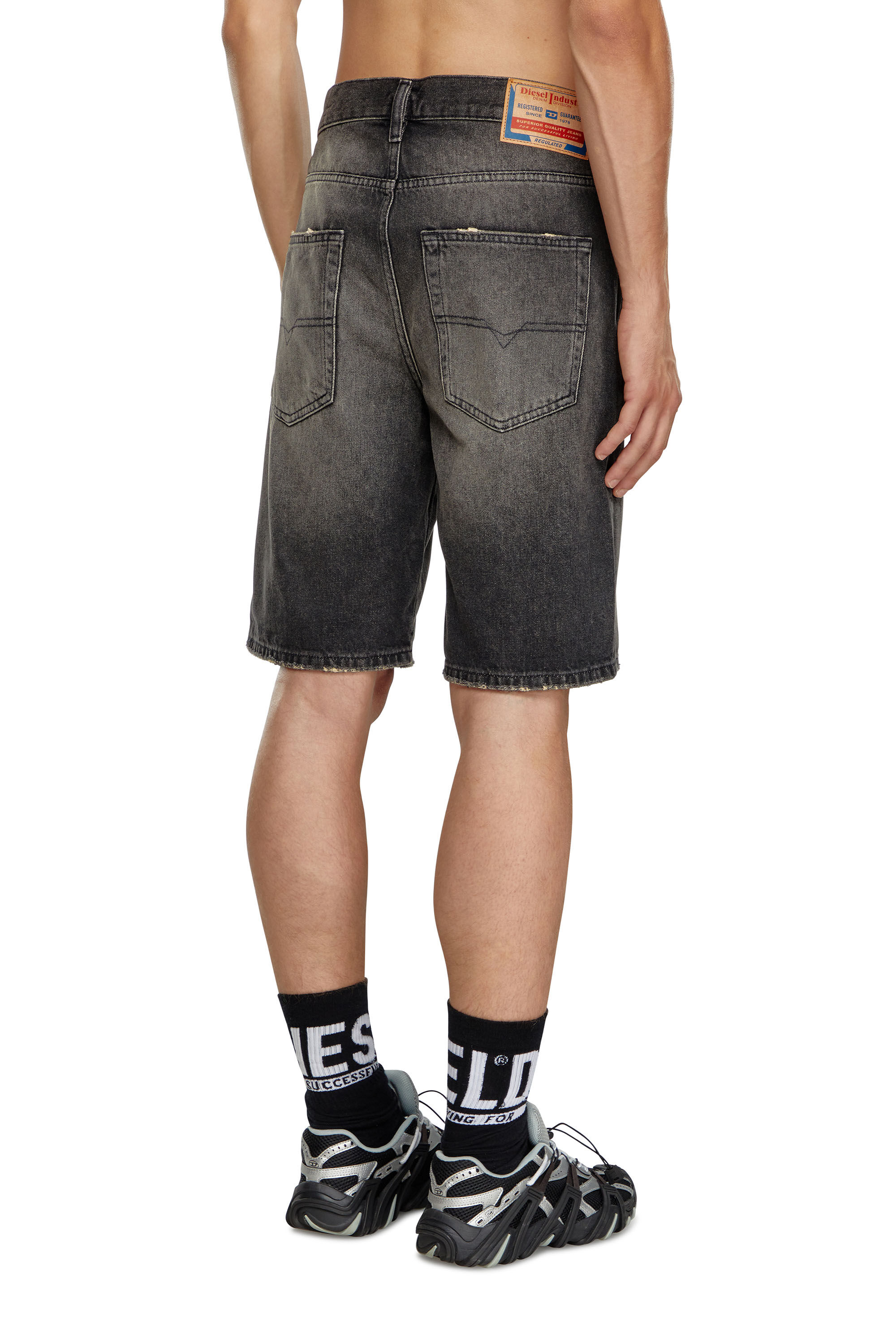 Diesel - REGULAR-SHORT, Hombre Pantalones cortos en denim in Negro - Image 4