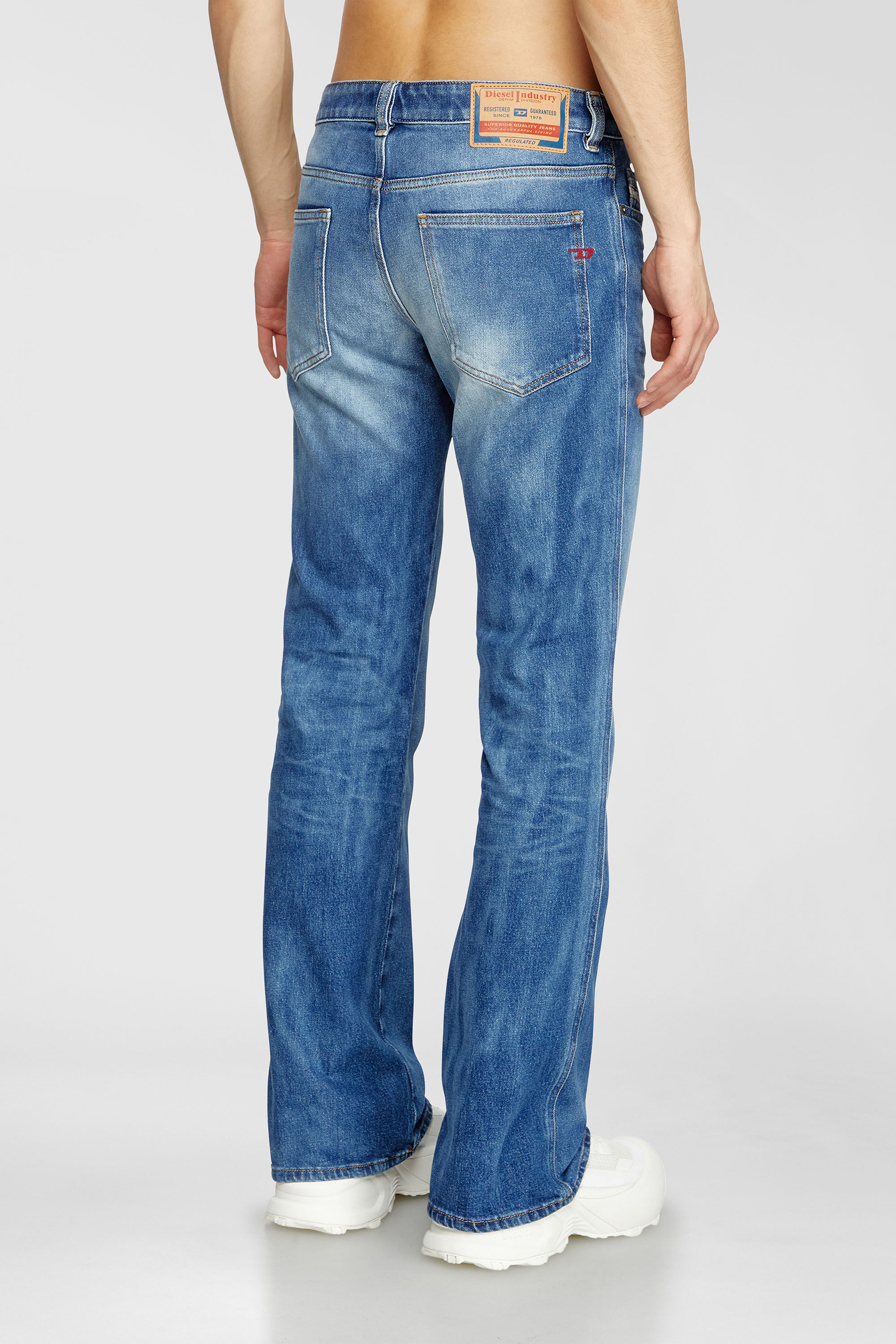 Diesel - Bootcut Jeans 1998 D-Buck 09L19 Hombre, Azul medio - 3