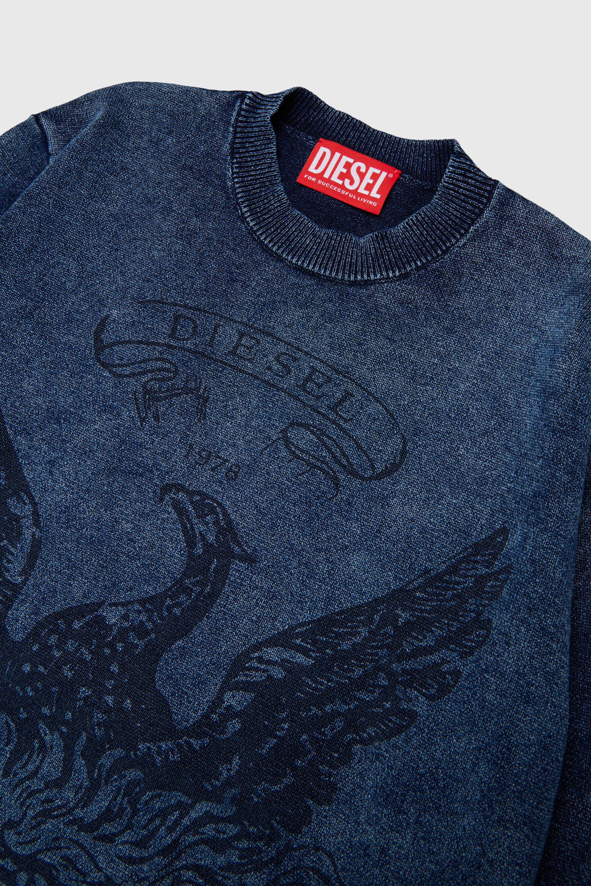 Diesel - KFINNIC OVER, Jersey efecto denim con motivo de f&eacute;nix Hombre in Azul marino - 3