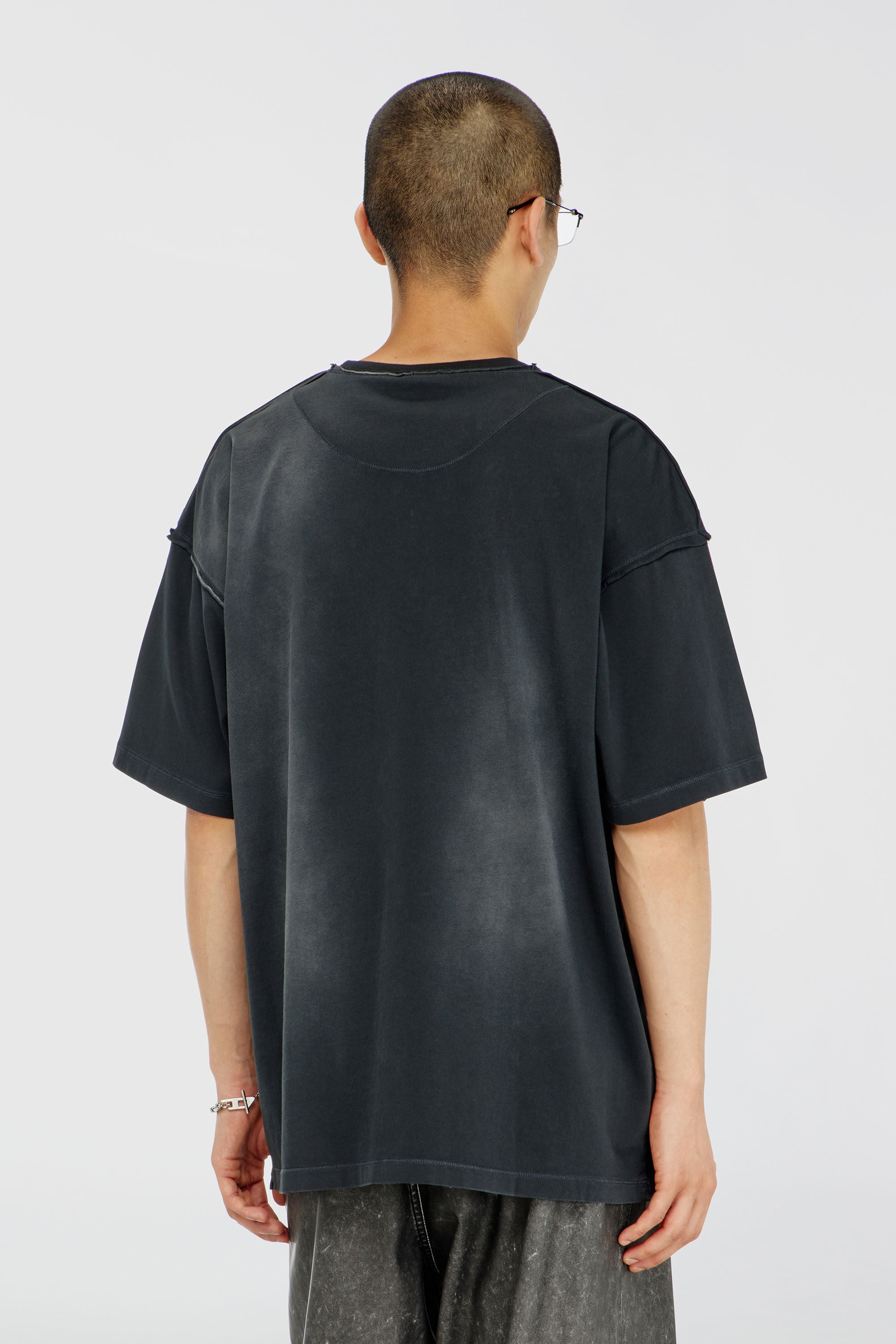 Diesel - T-POCK, Camiseta deslavada con bolsillo roto Hombre in Negro - 4