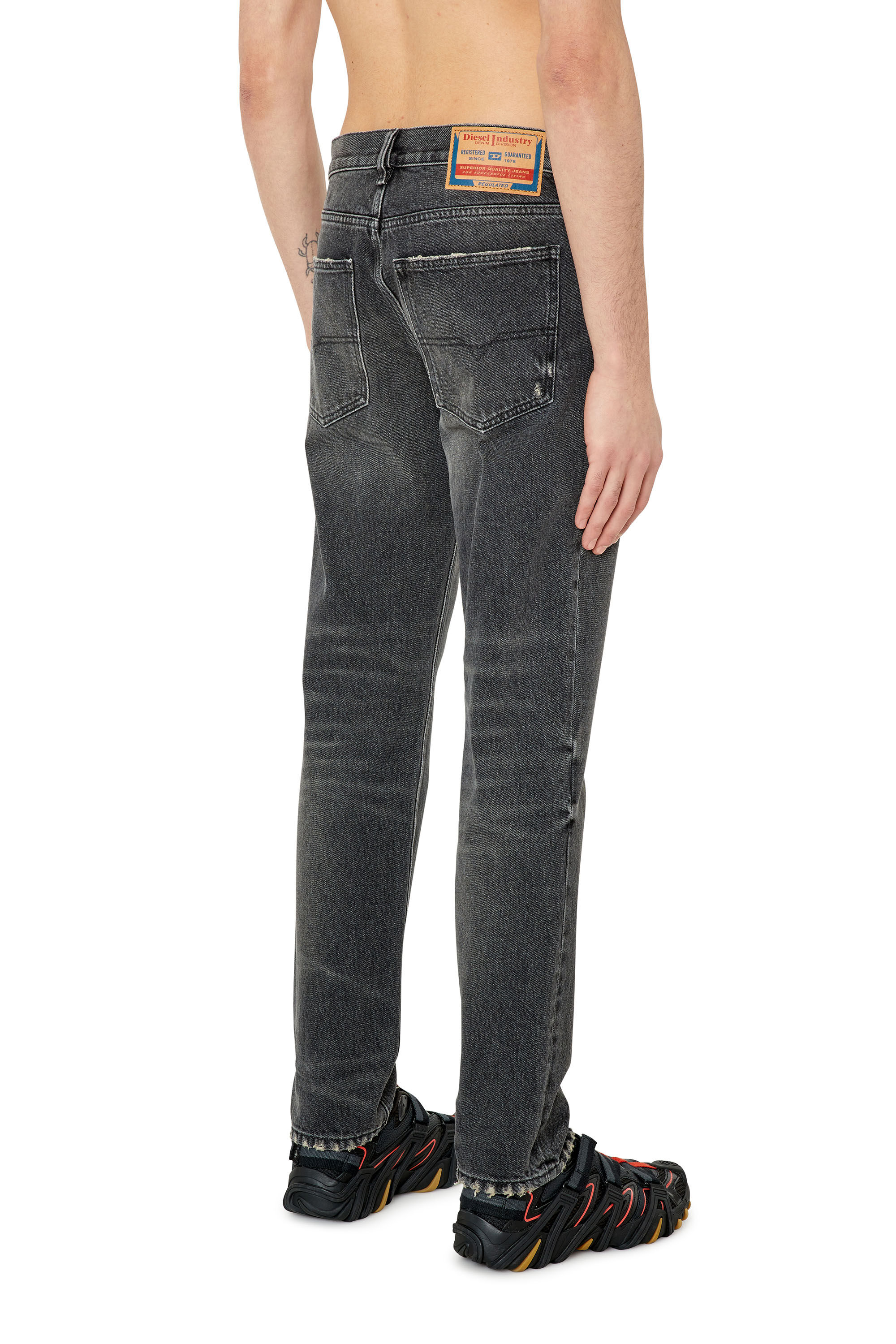Diesel - 1995 D-Sark 007K8 Straight Jeans, Negro/Gris oscuro - Image 4