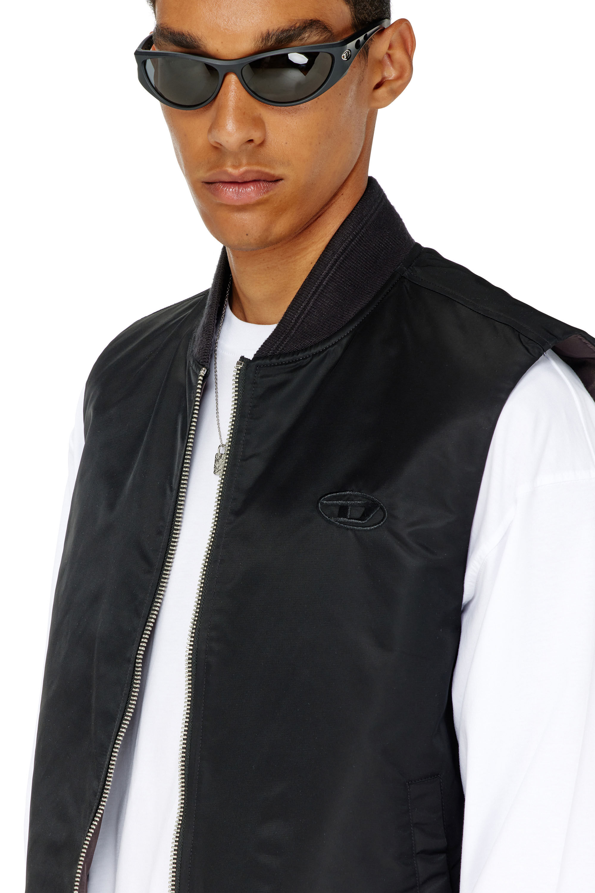Diesel - W-TYPE-D1-SL, Chaleco acolchado de sat&eacute;n con bordado Oval D Hombre in Negro - 5