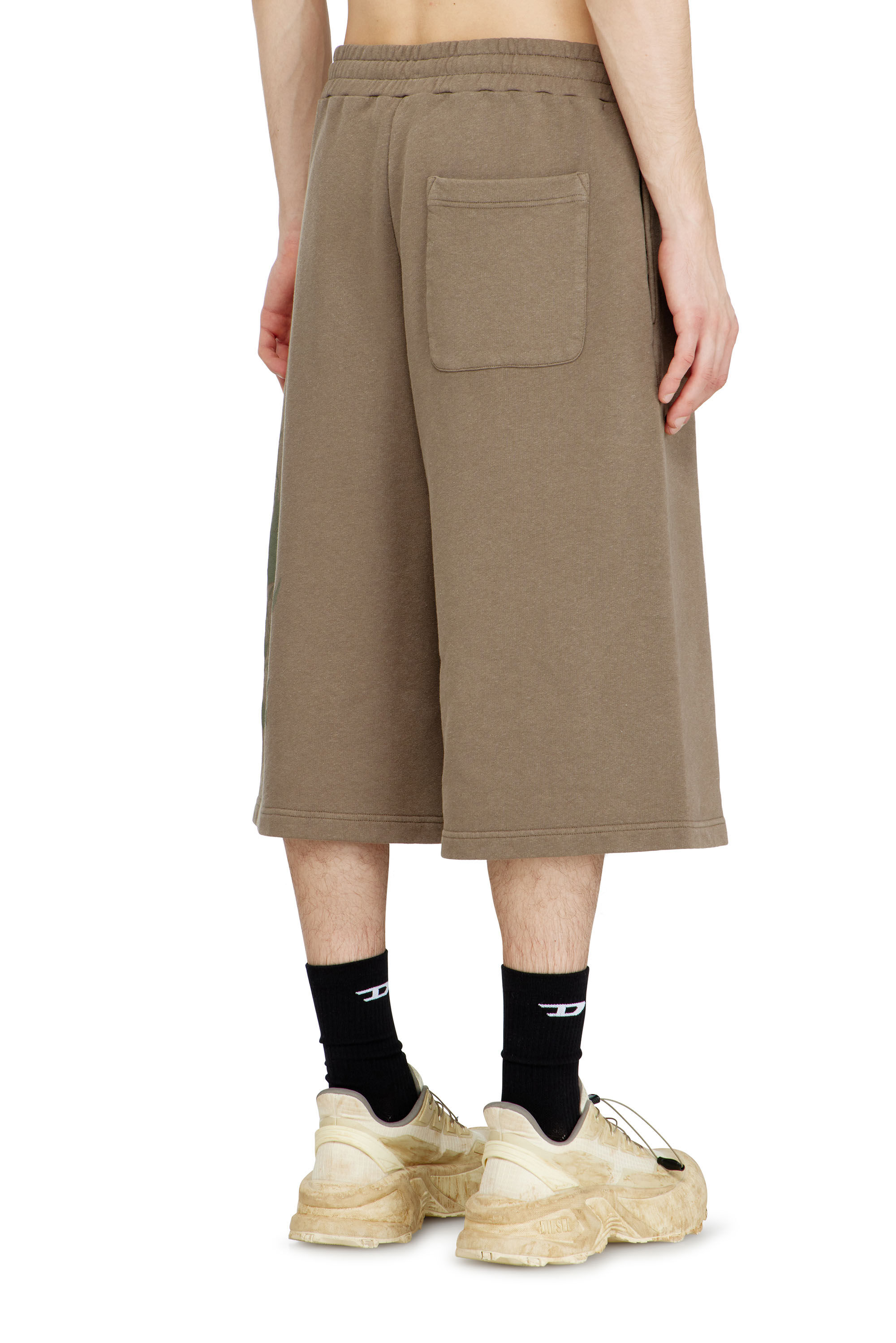 Diesel - P-FROM, Pantalones cortos holgados de ch&aacute;ndal tratados con estampado Hombre in Beige - 4