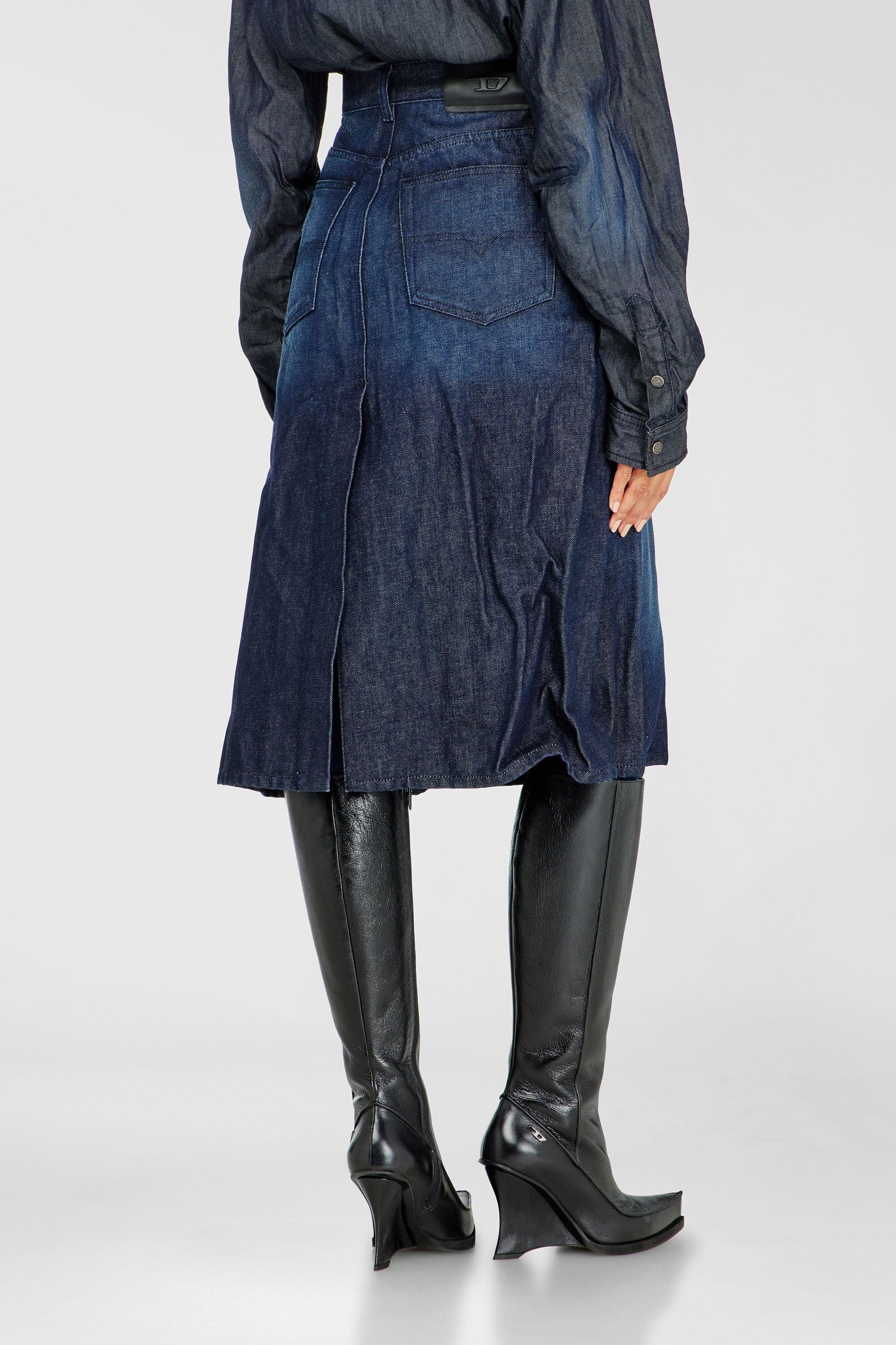 Diesel - DE-IRTI-FSJ, Falda midi de denim arrugado Mujer in Azul marino - 4