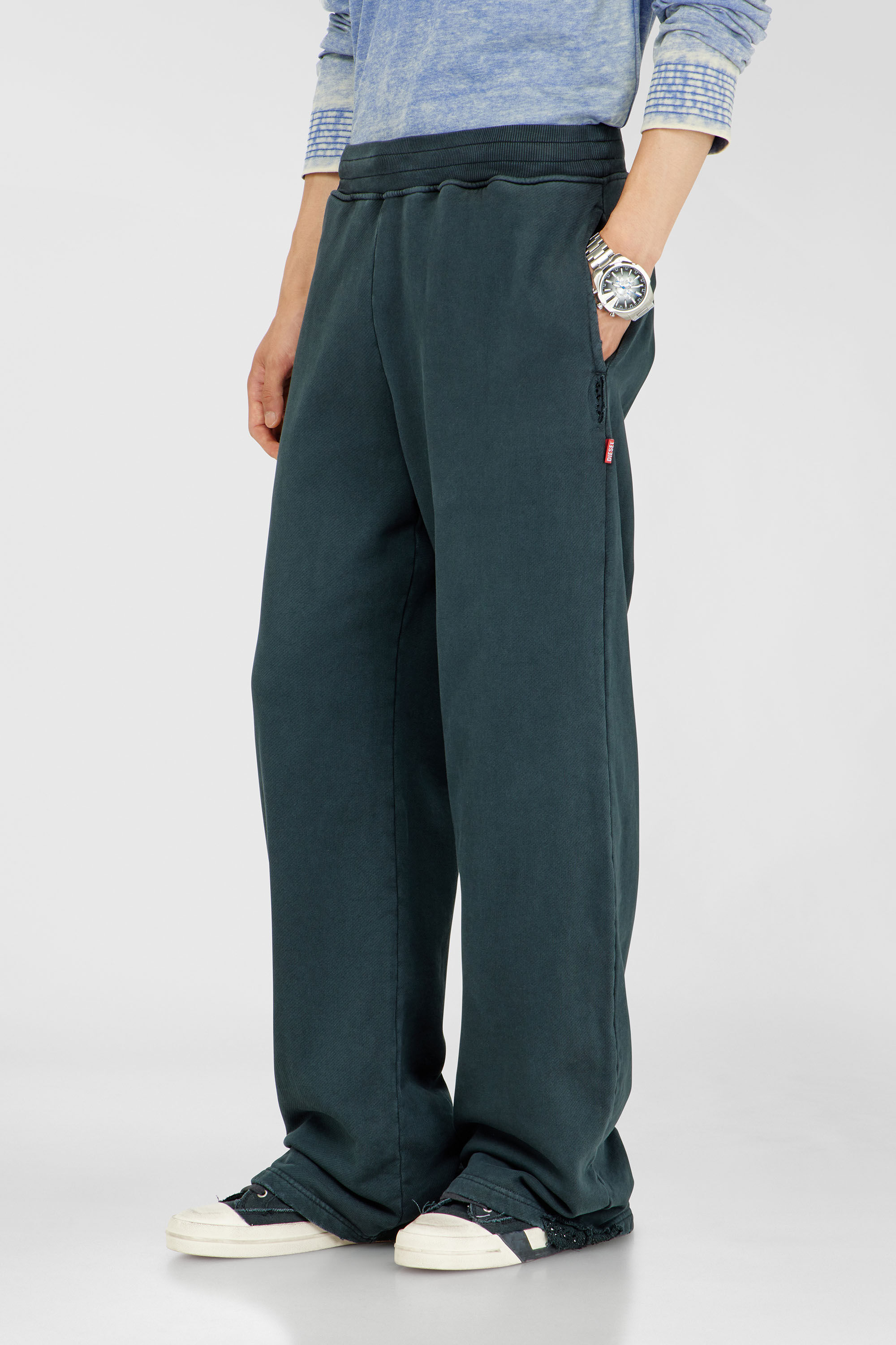 Diesel - P-MARTAINS-CRYSTALS, Pantal&oacute;n efecto desgastado con detalles de cristal Hombre in Verde - 3