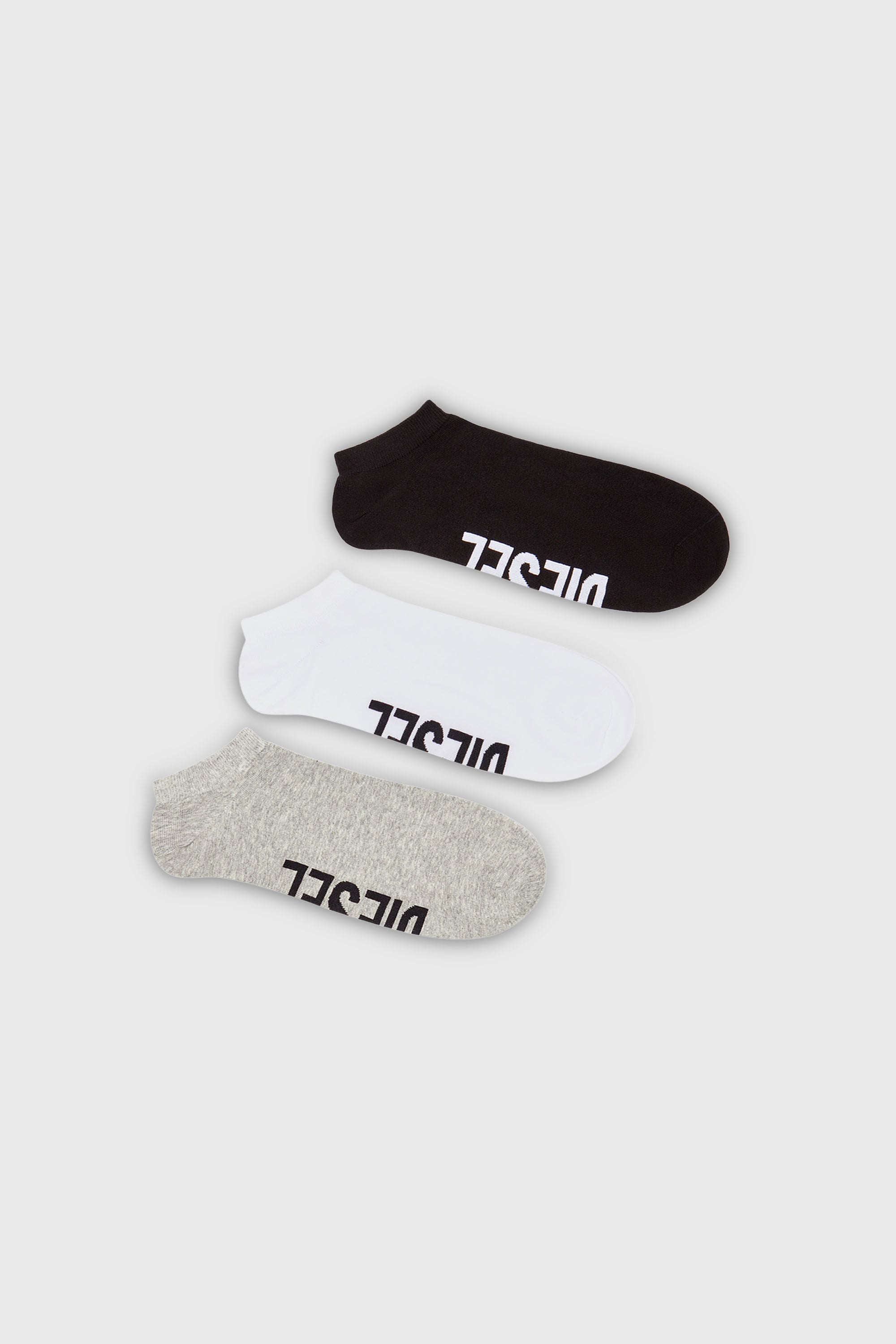 Diesel - SKM-GOST-THREEPACK, Paquete de tres calcetines de corte bajo con logotipo en el arco Hombre in Multicolor - 1