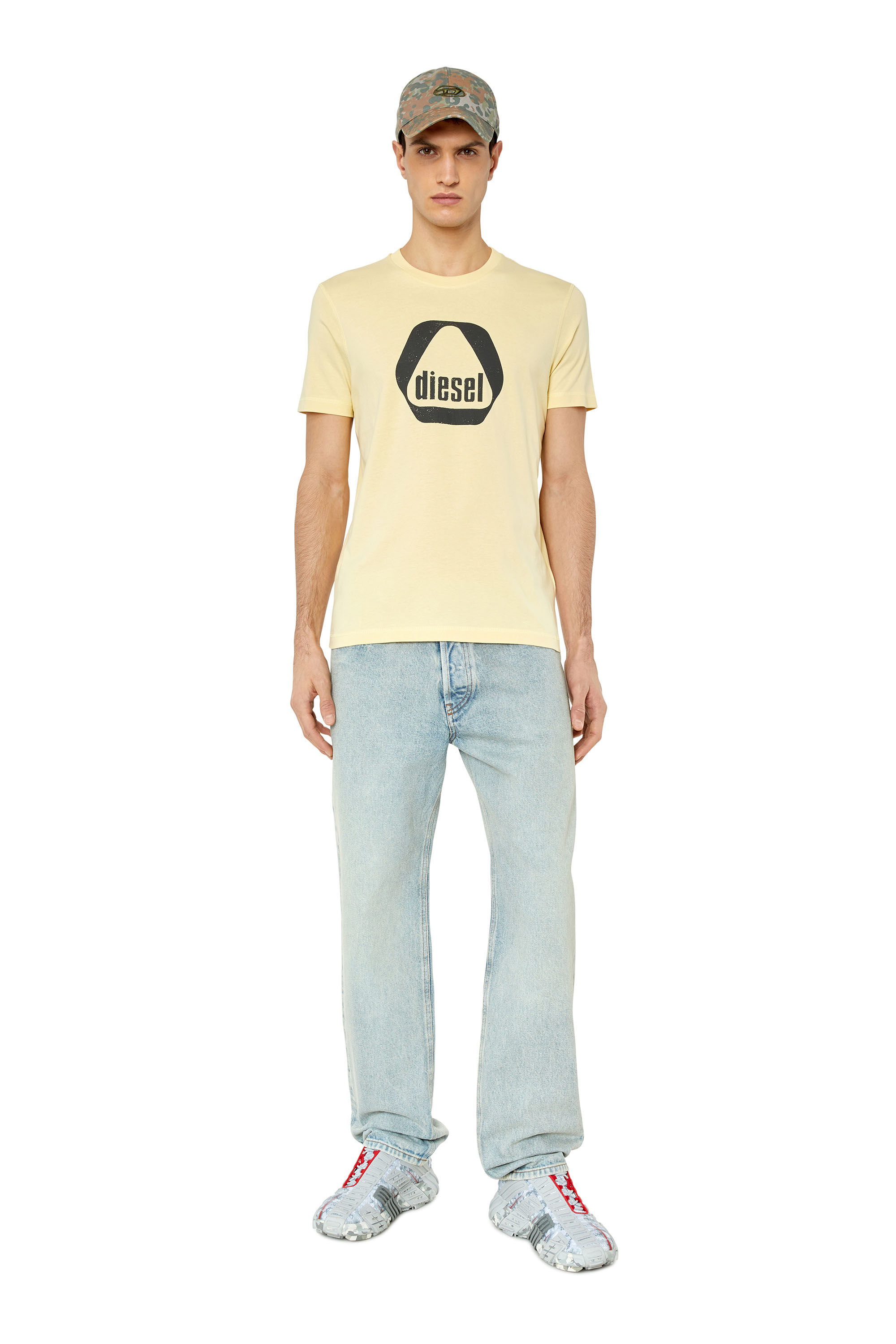 Diesel - T-DIEGOR-G10, Camiseta con estampado con el logotipo utility Hombre in Beige - 1